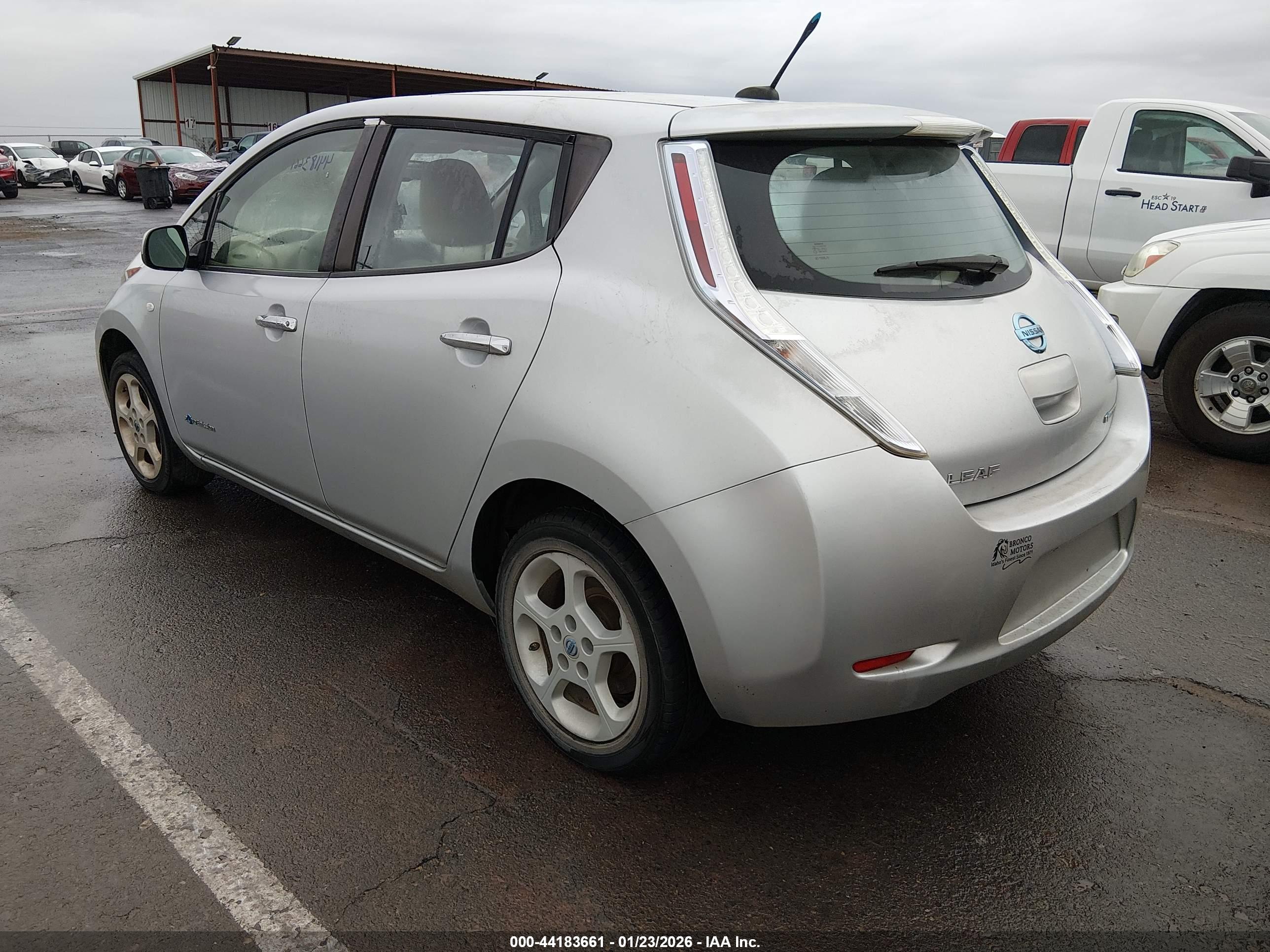 NISSAN LEAF image 3
