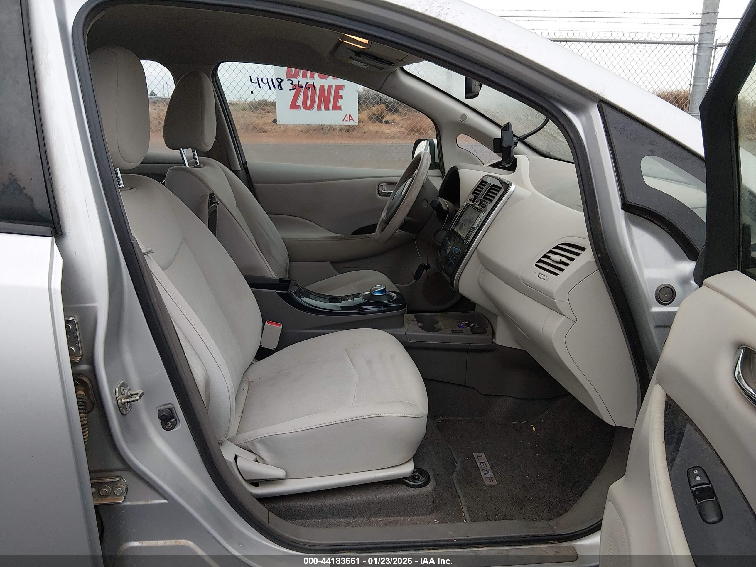 NISSAN LEAF image 5