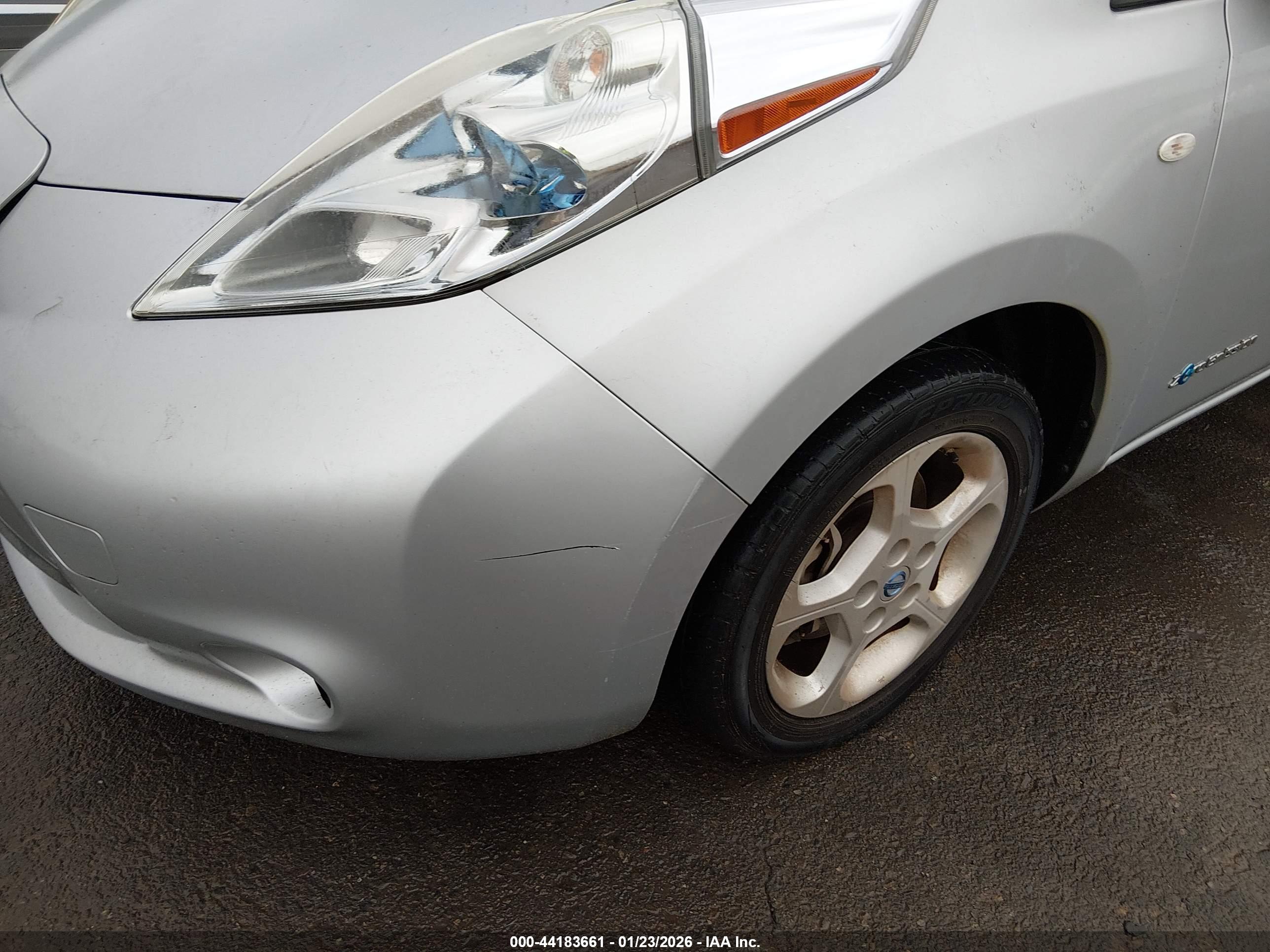 NISSAN LEAF image 6