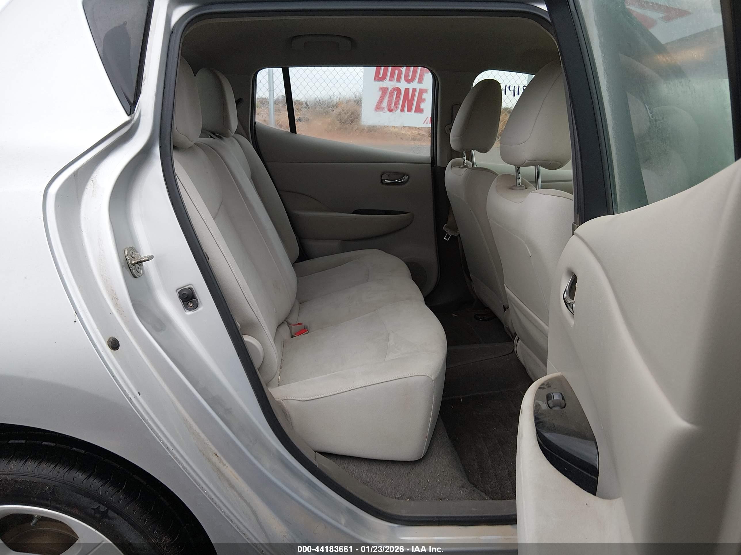 NISSAN LEAF image 8