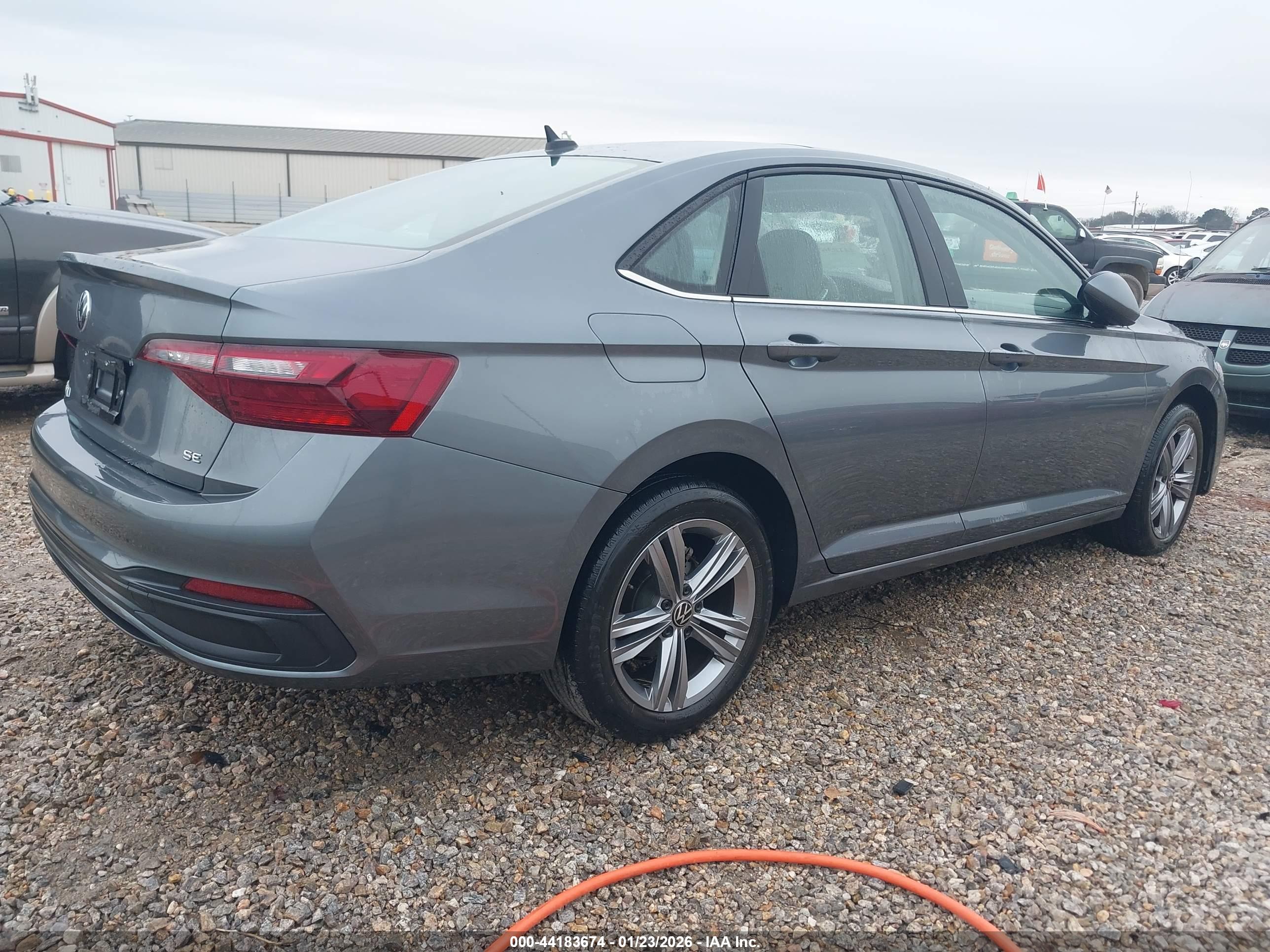 VOLKSWAGEN JETTA image 4