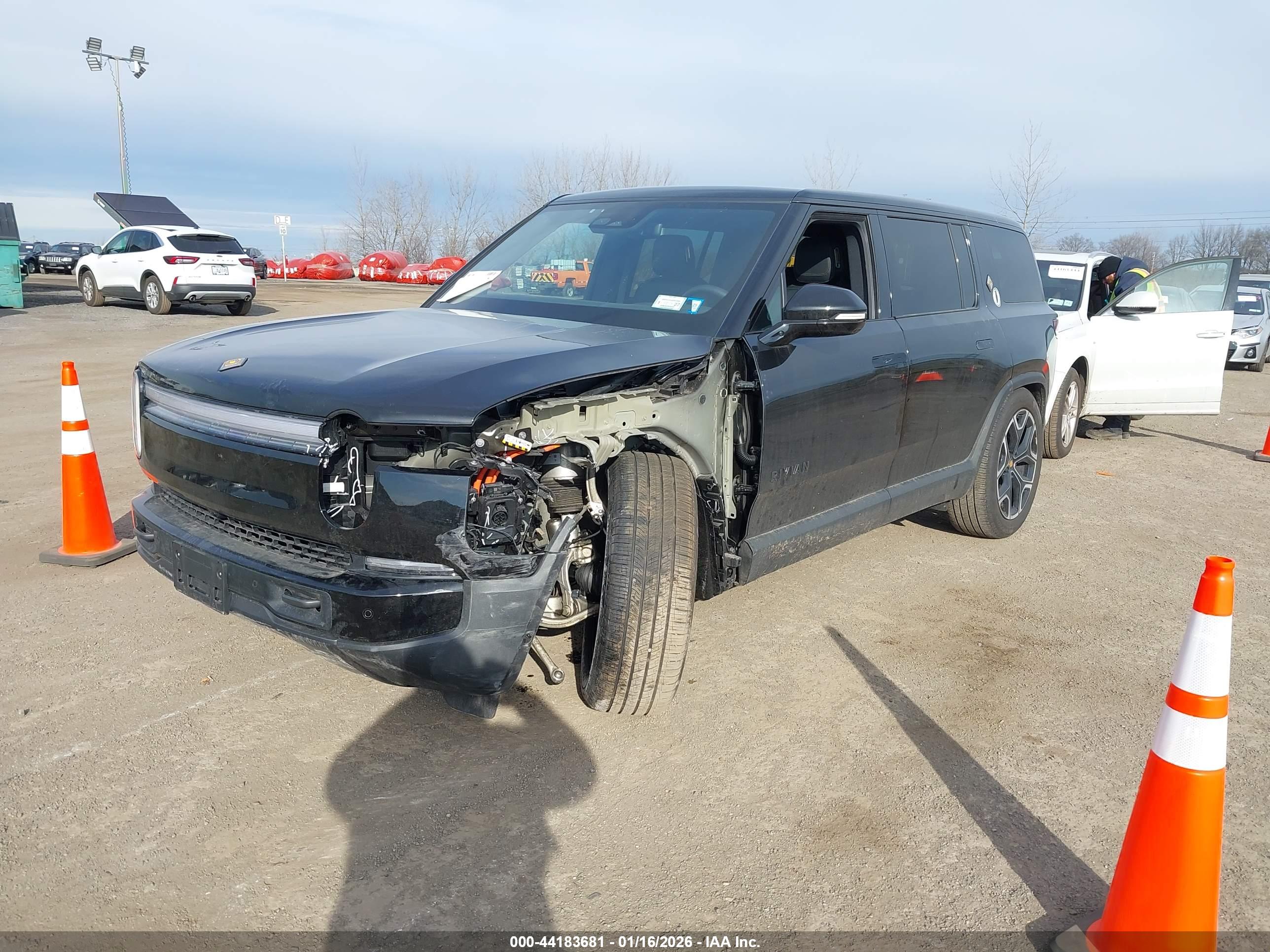 RIVIAN R1S image 2