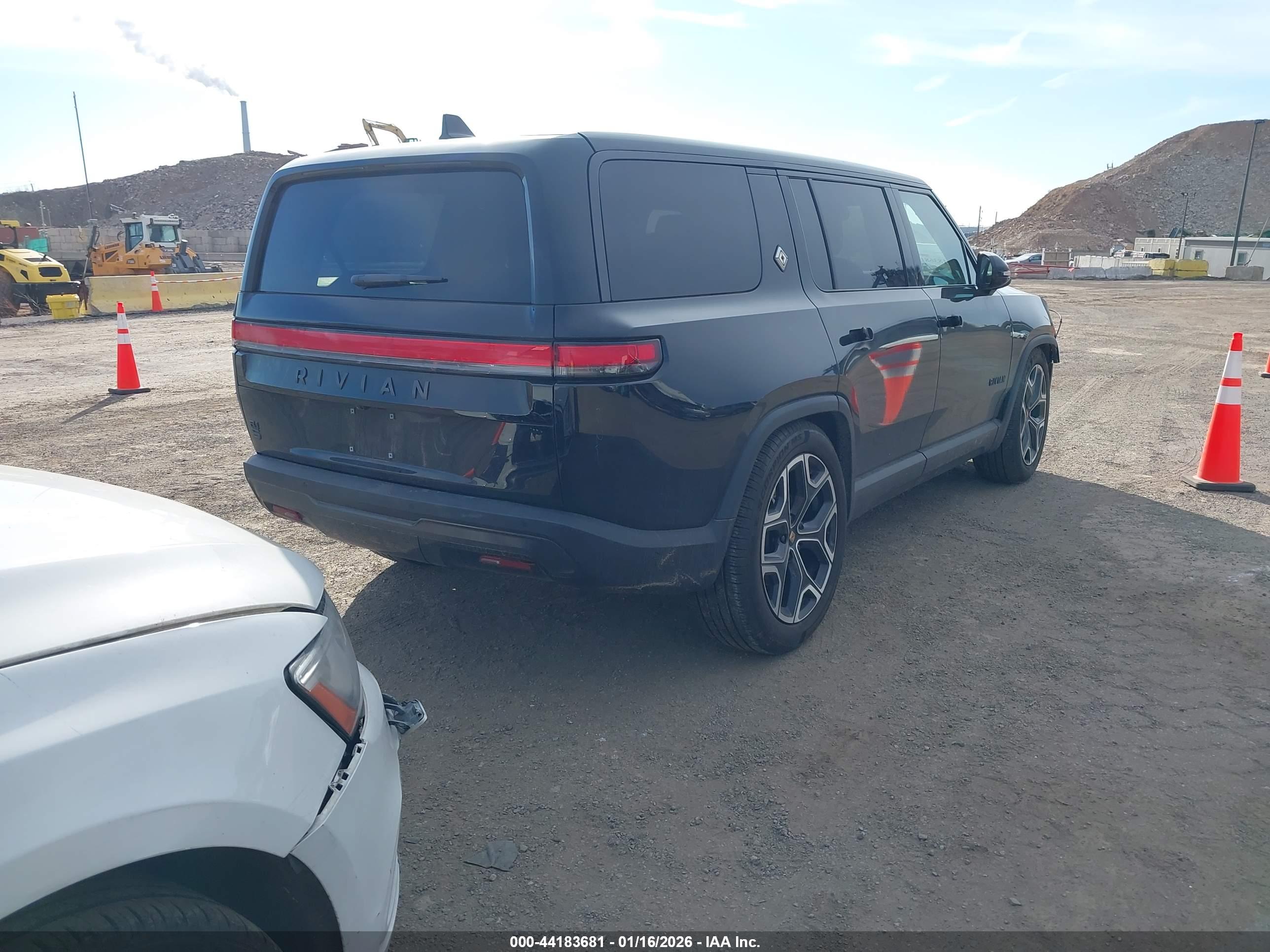 RIVIAN R1S image 4