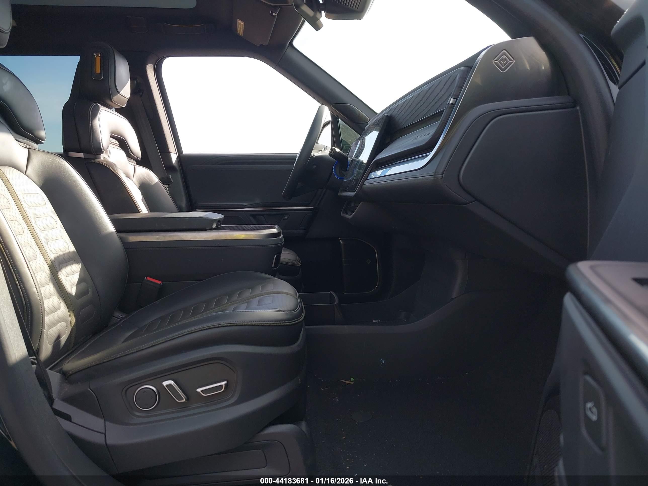 RIVIAN R1S image 5