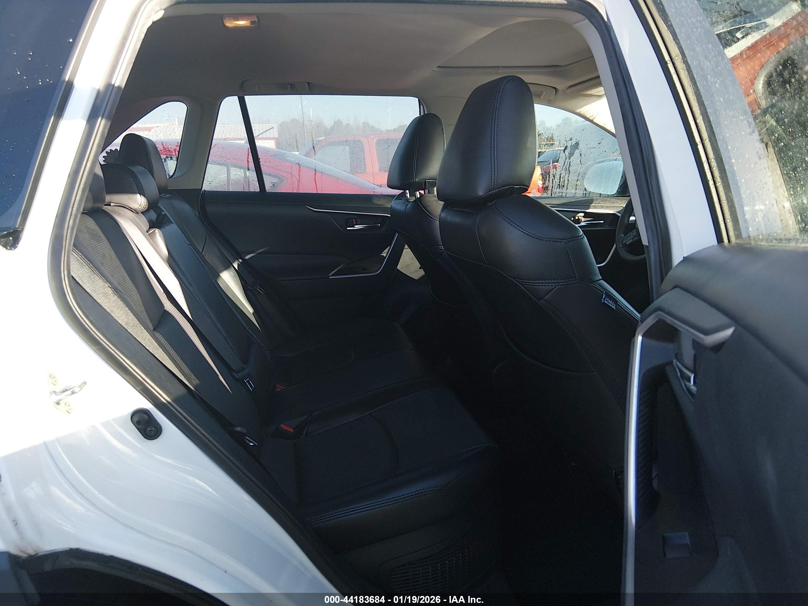 TOYOTA RAV4 image 8
