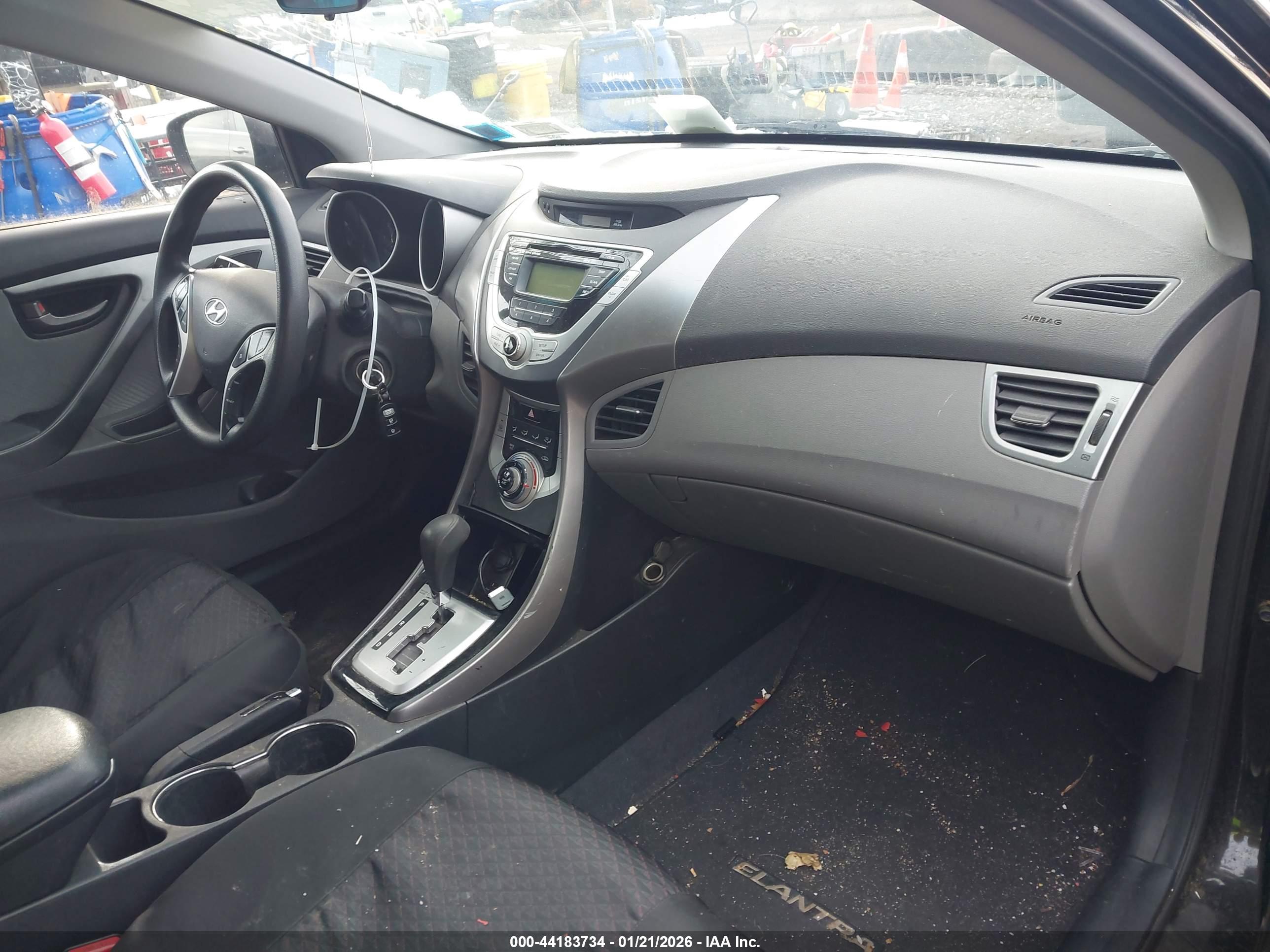 HYUNDAI ELANTRA image 5