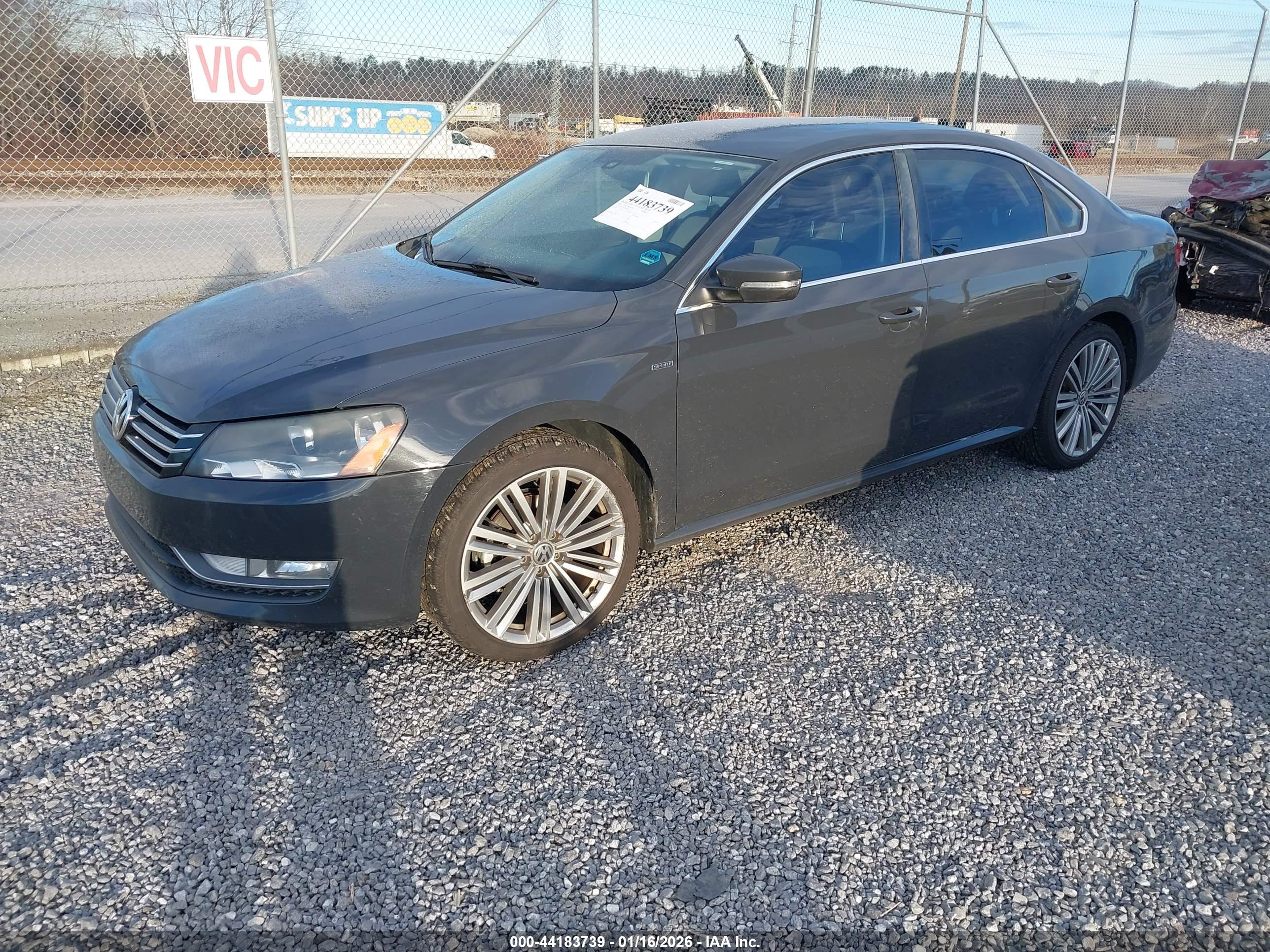 VOLKSWAGEN PASSAT image 2