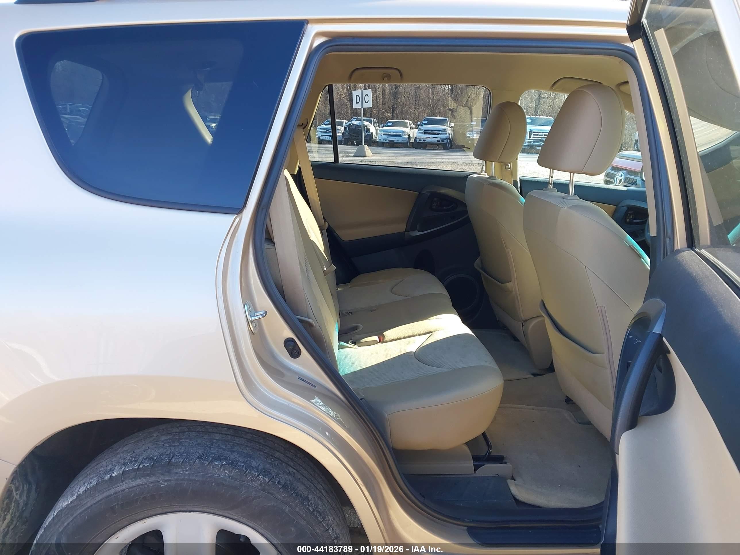 TOYOTA RAV4 image 8