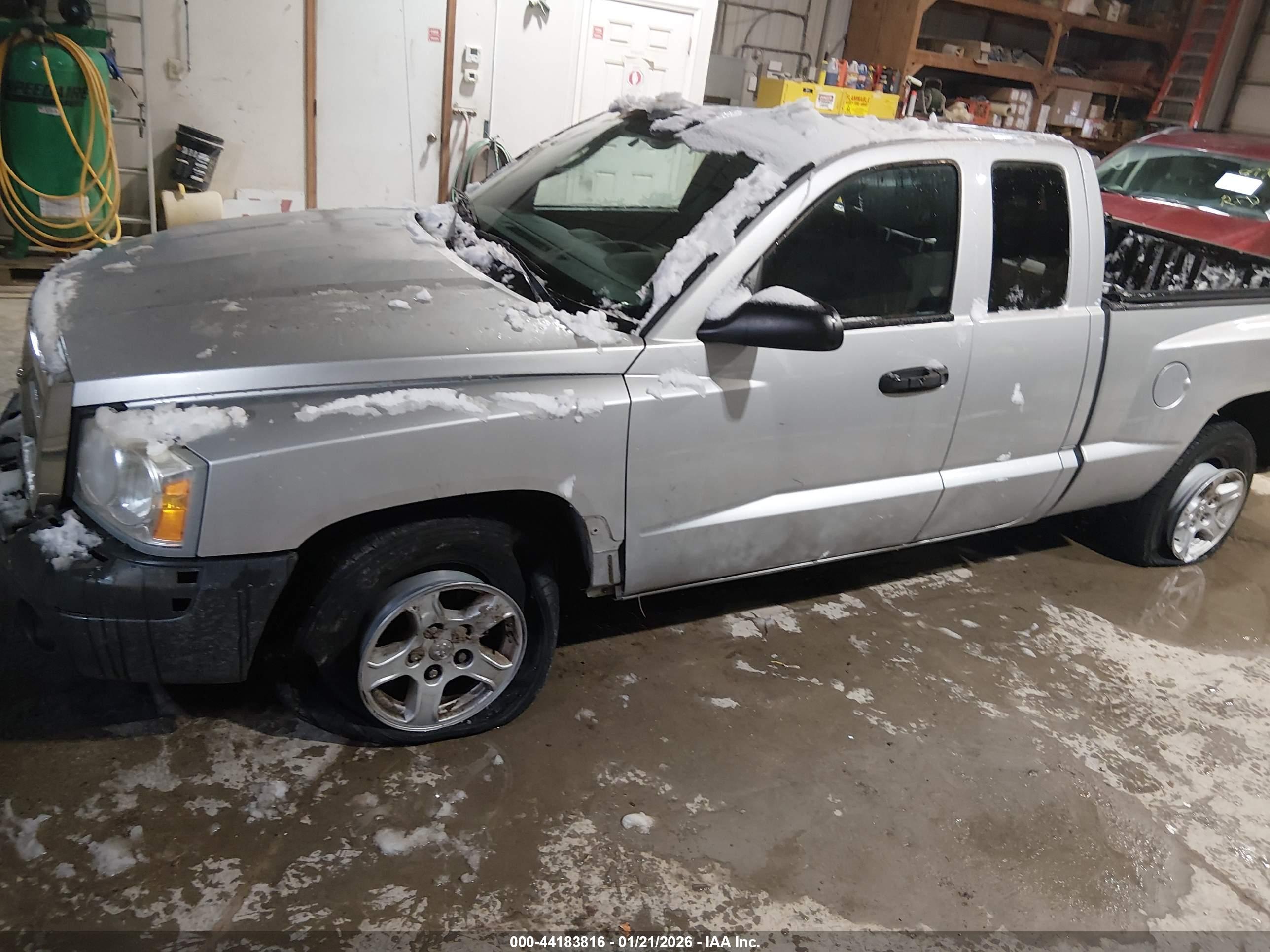 DODGE DAKOTA image 2
