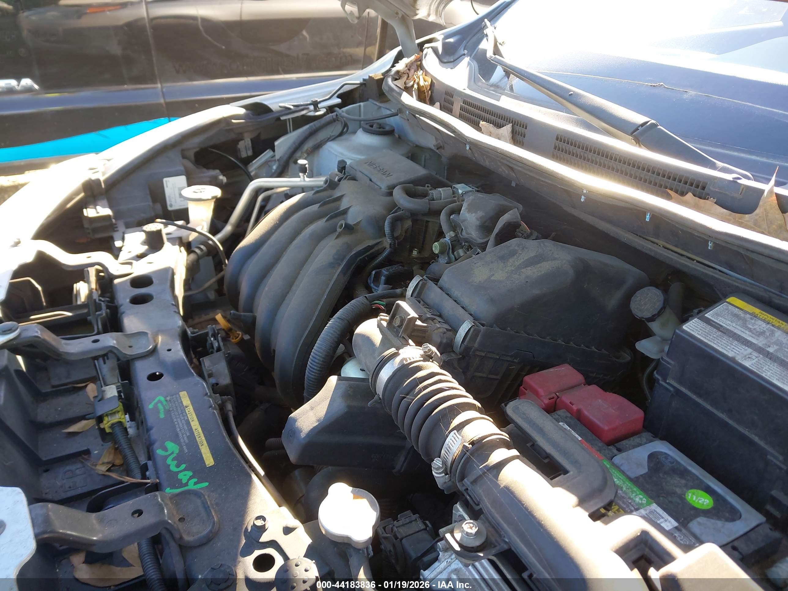 NISSAN VERSA image 10
