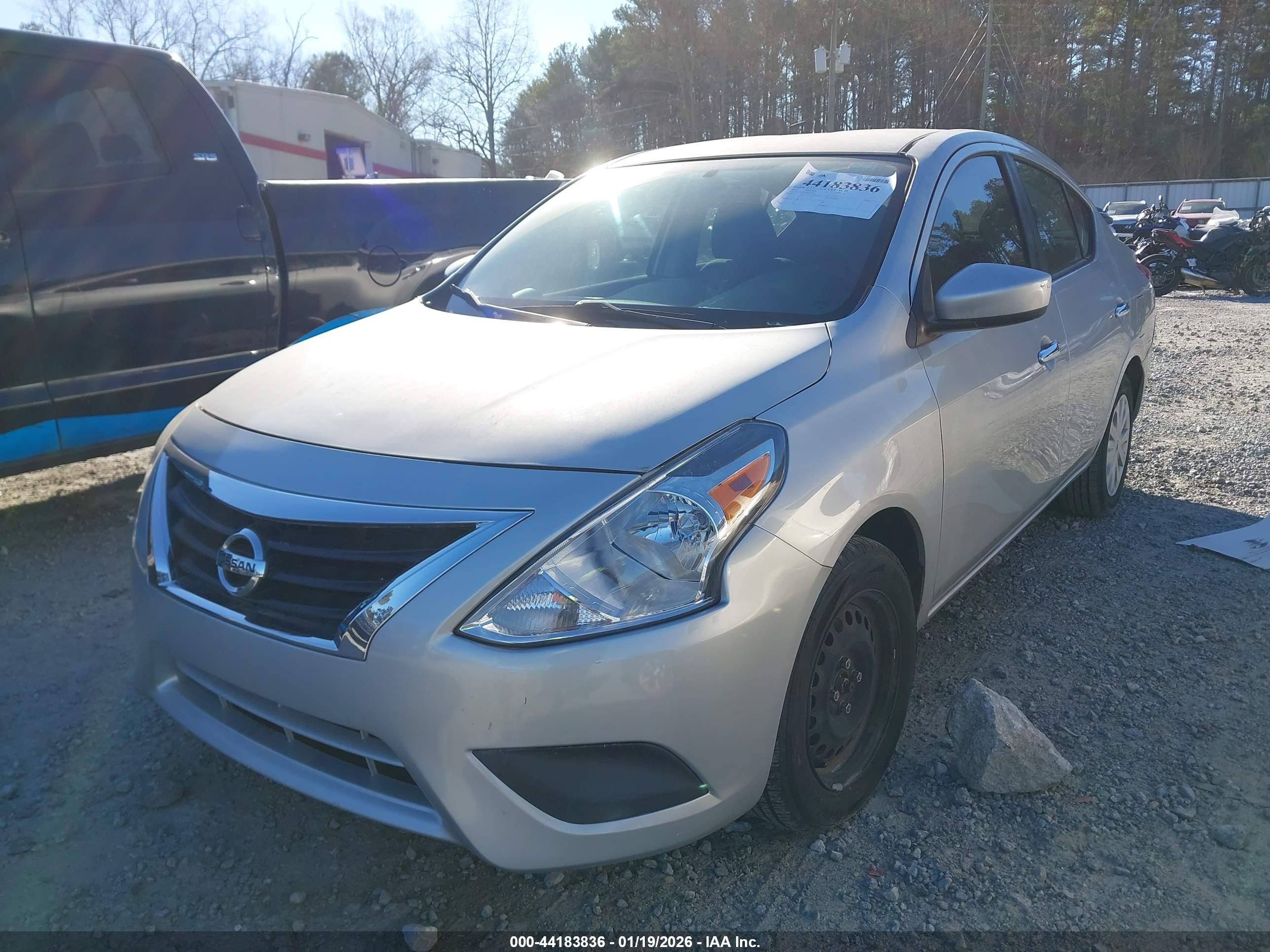 NISSAN VERSA image 2