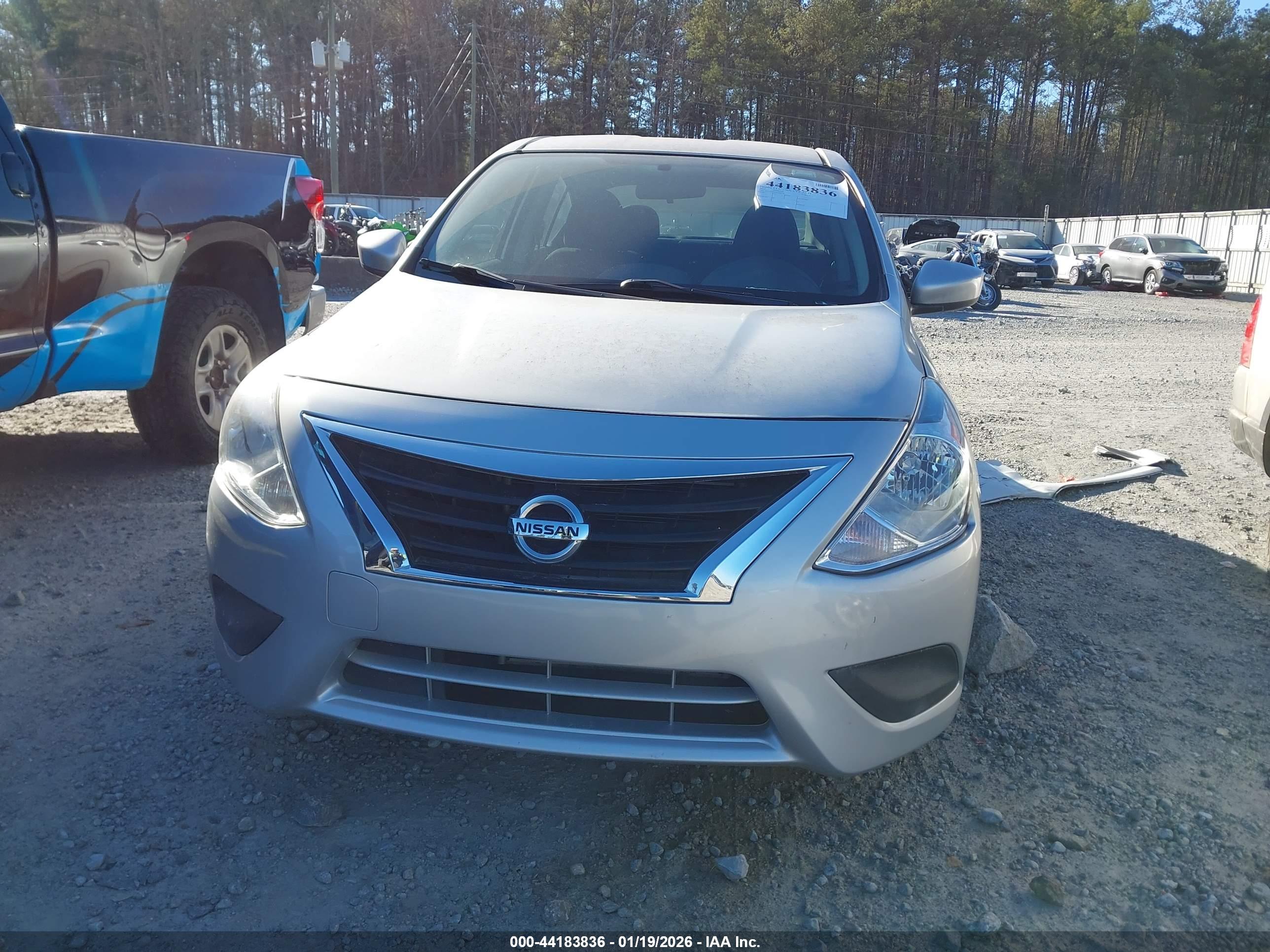 NISSAN VERSA image 6