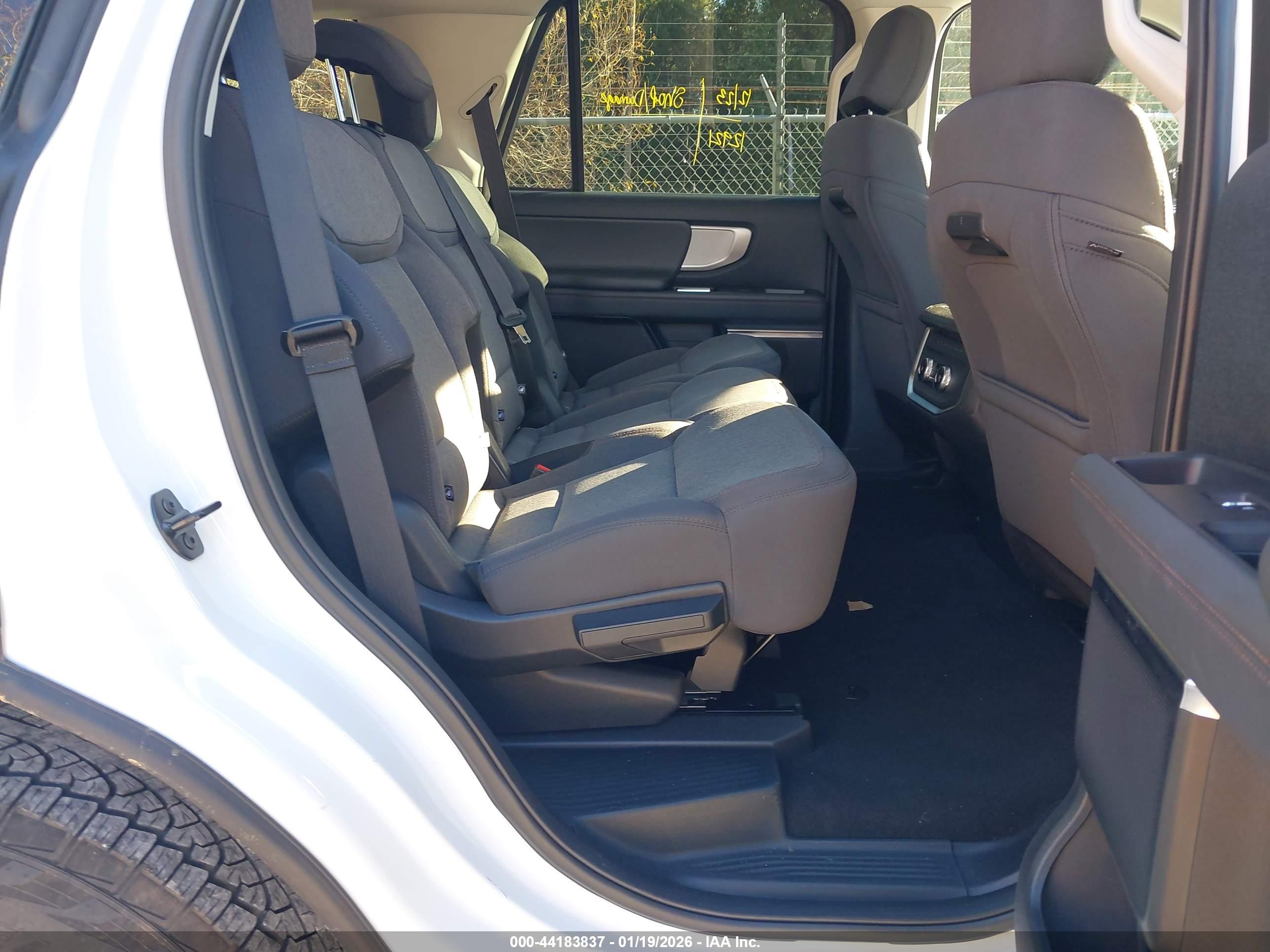 FORD EXPEDITION image 8