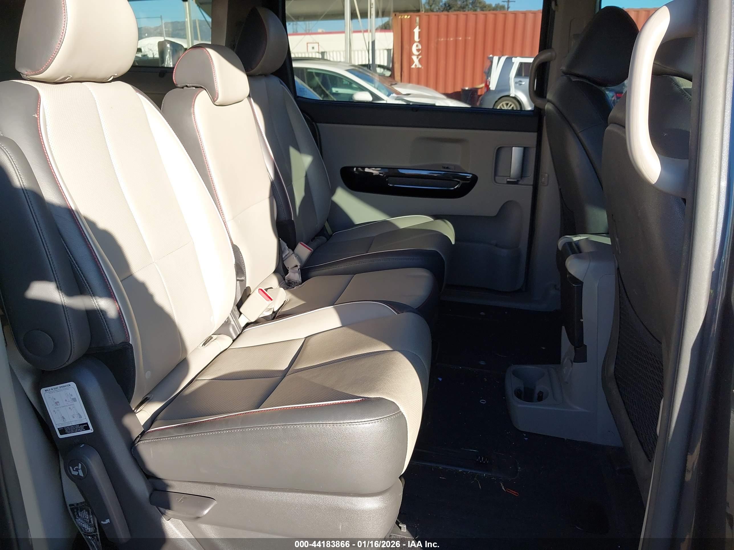 KIA SEDONA image 8