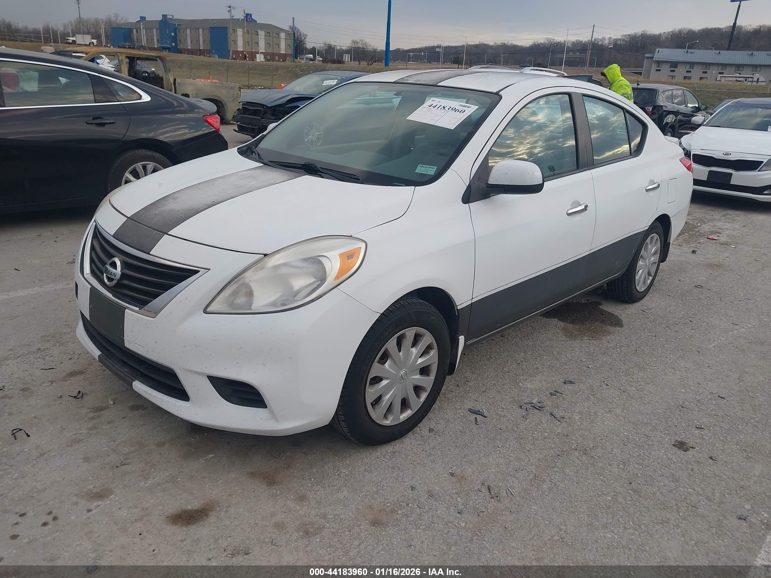 NISSAN VERSA image 2