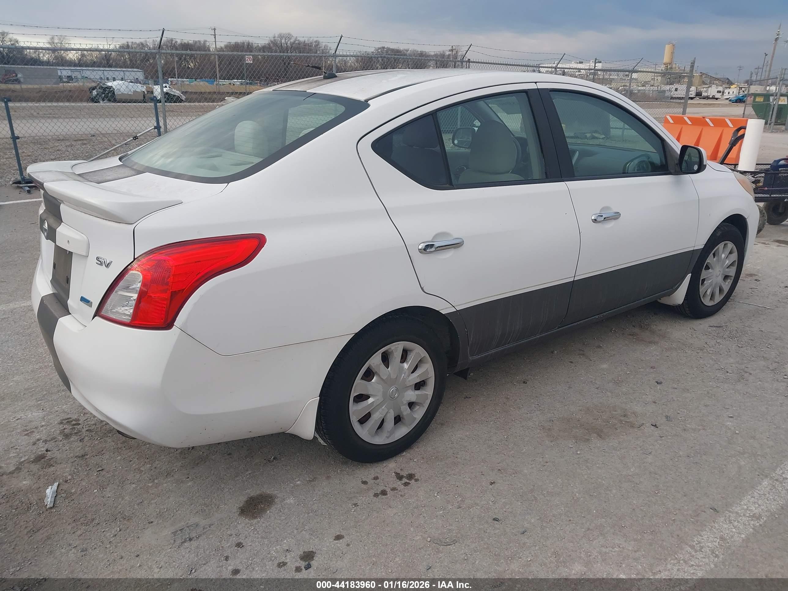 NISSAN VERSA image 4