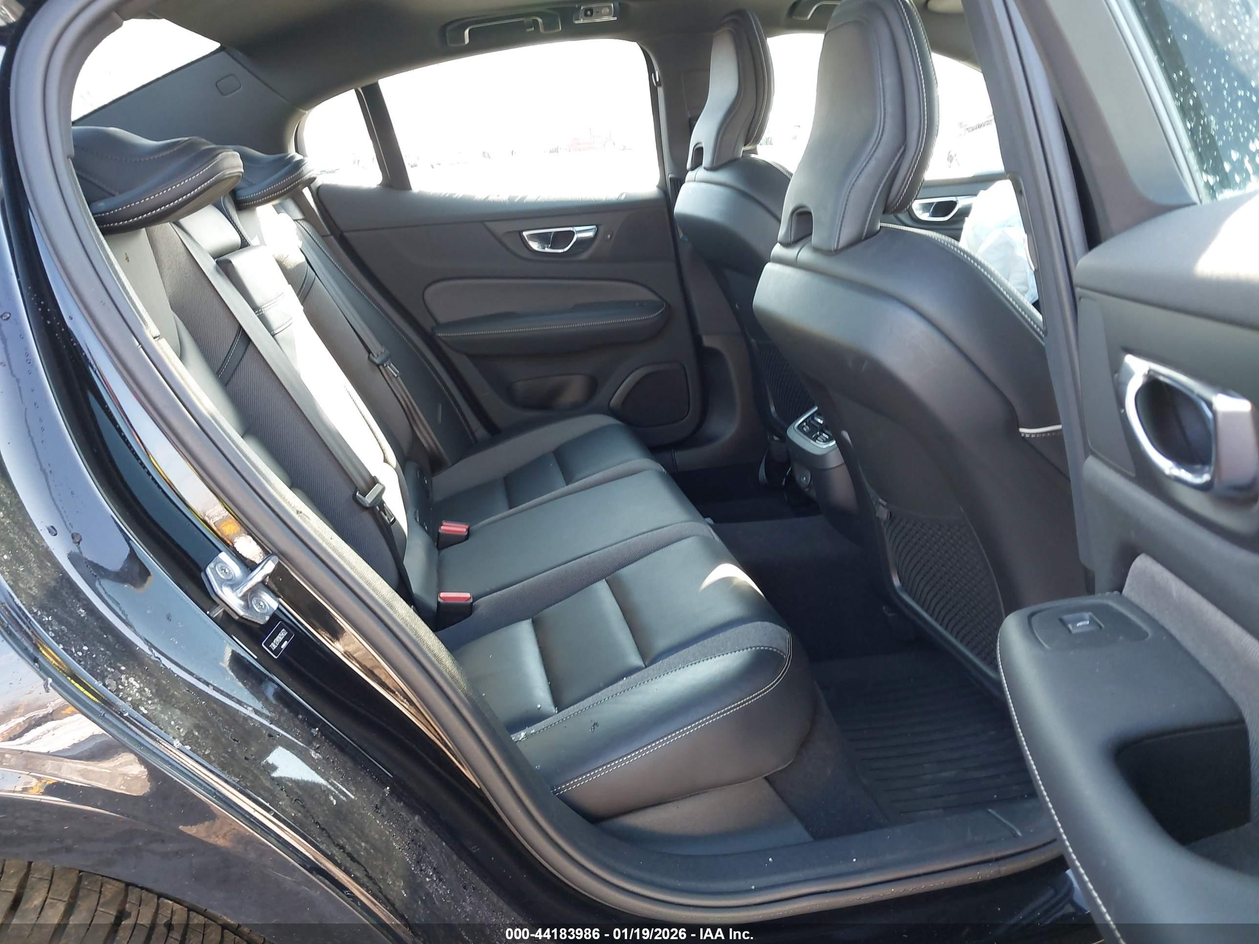 VOLVO S60 image 8