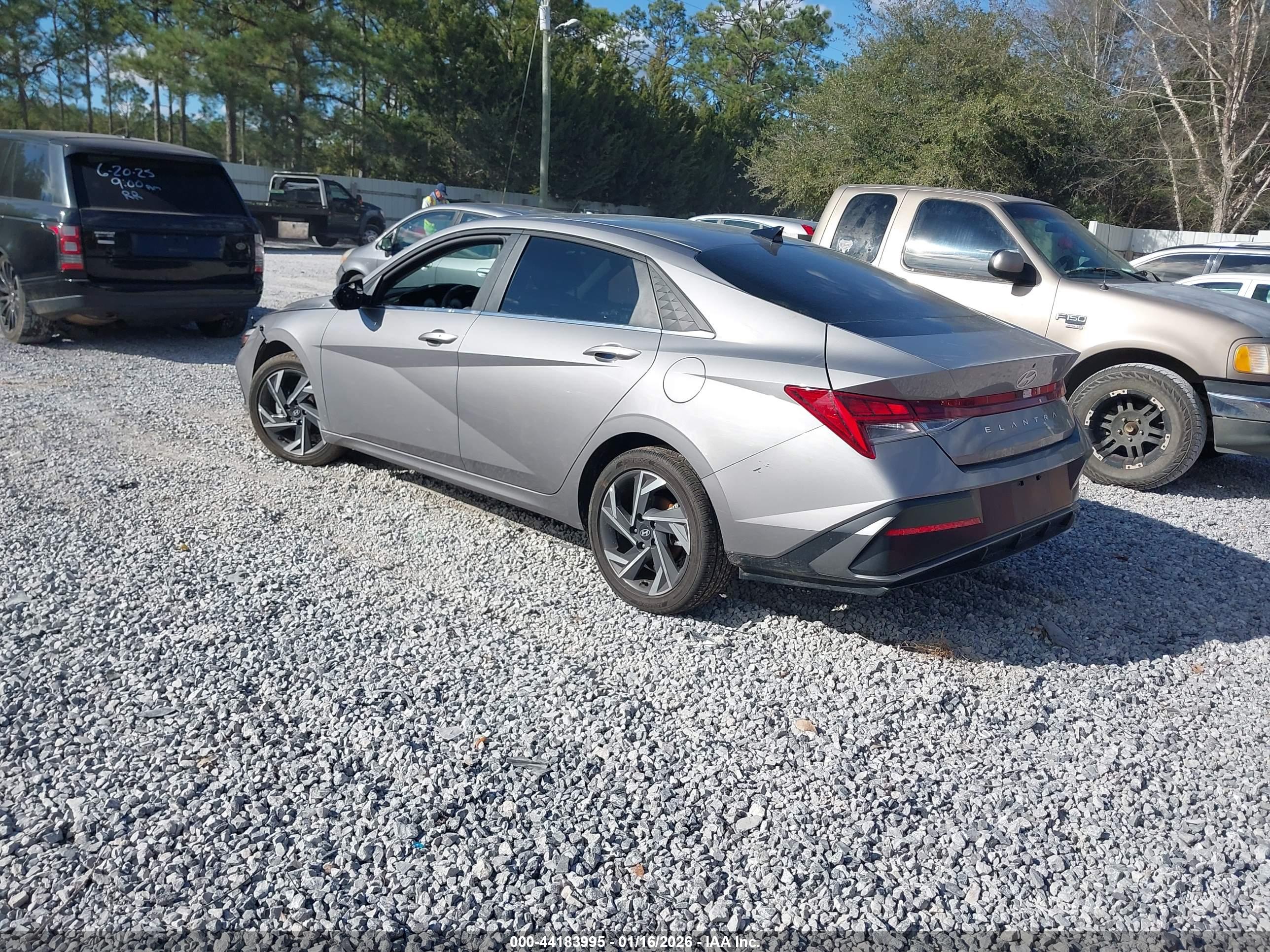 HYUNDAI ELANTRA image 3