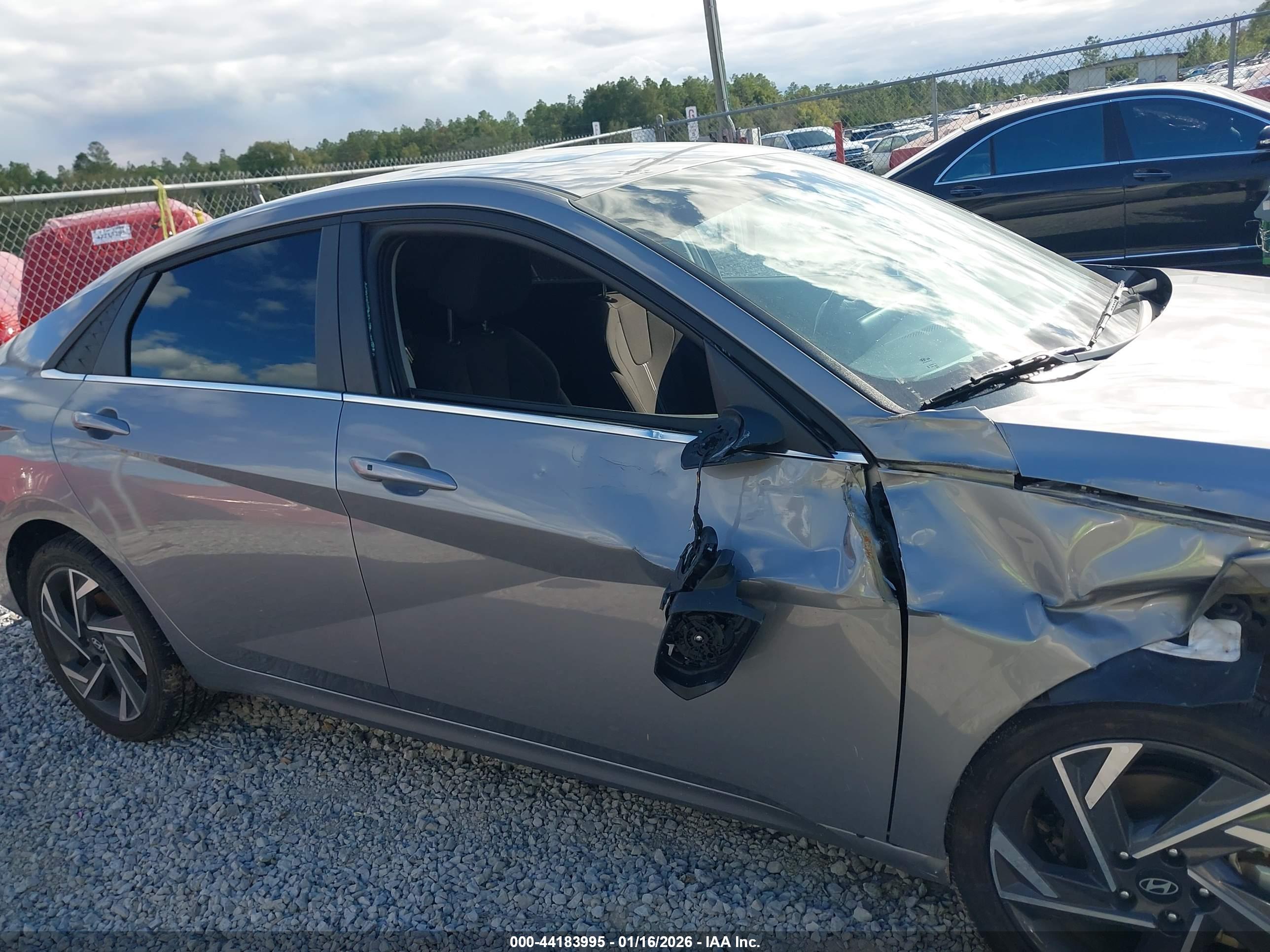 HYUNDAI ELANTRA image 6
