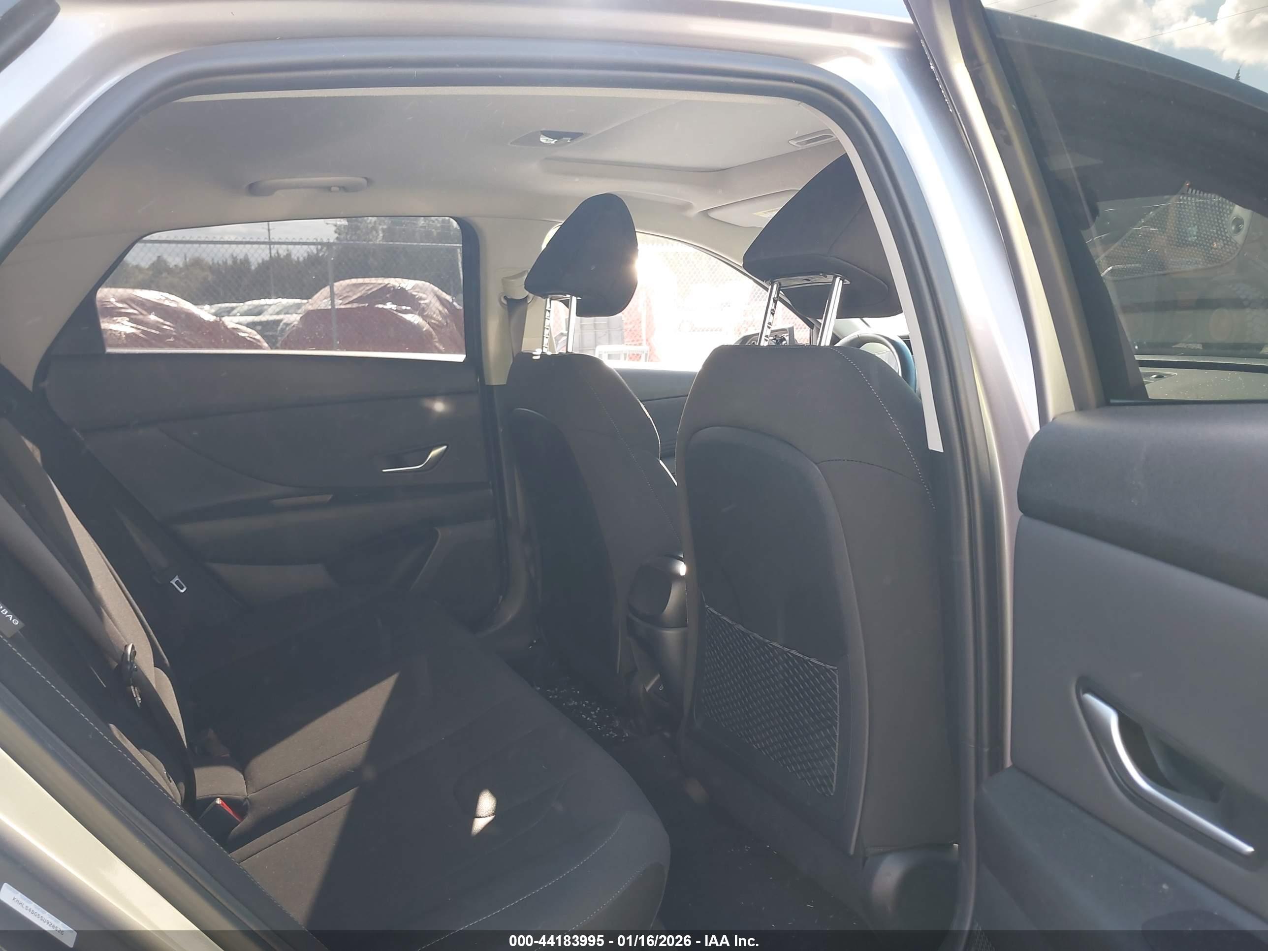 HYUNDAI ELANTRA image 8