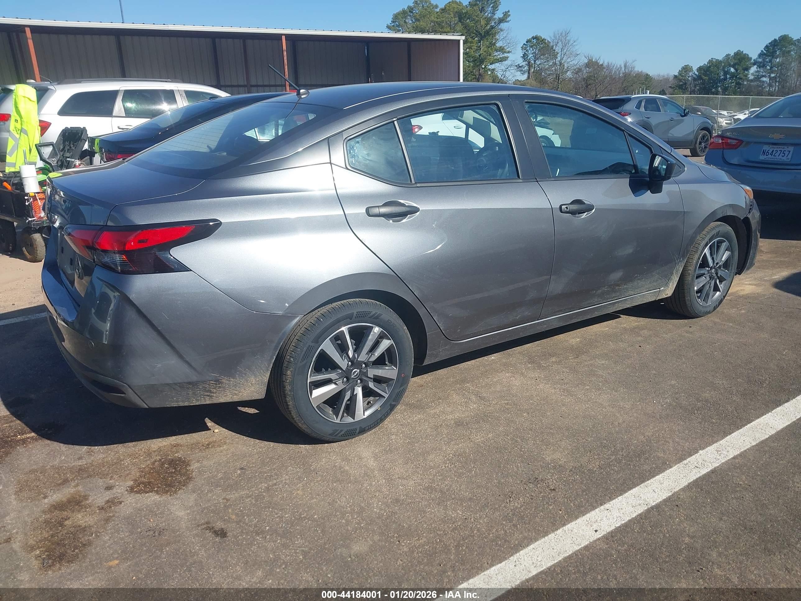 NISSAN VERSA image 4
