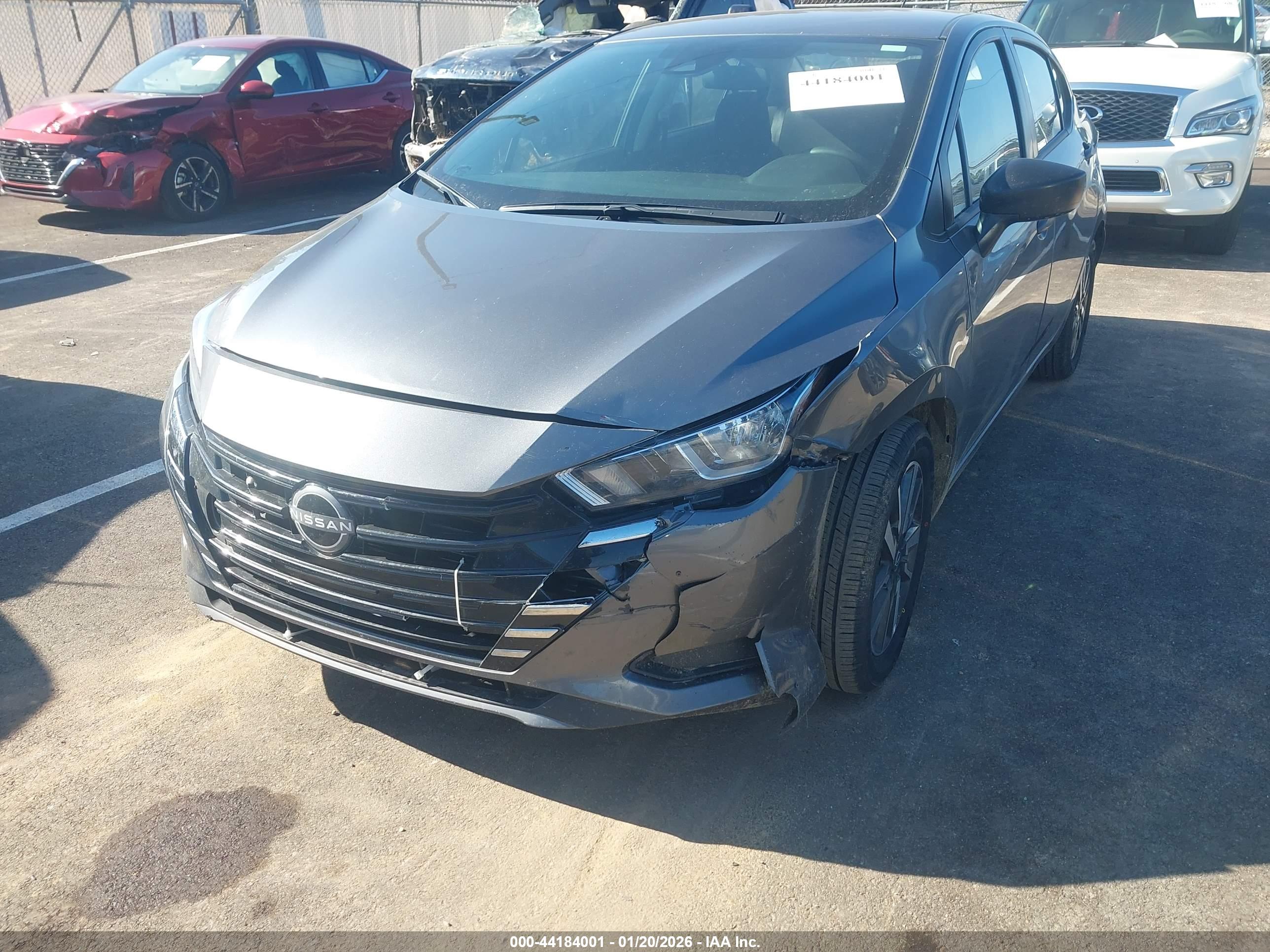 NISSAN VERSA image 6