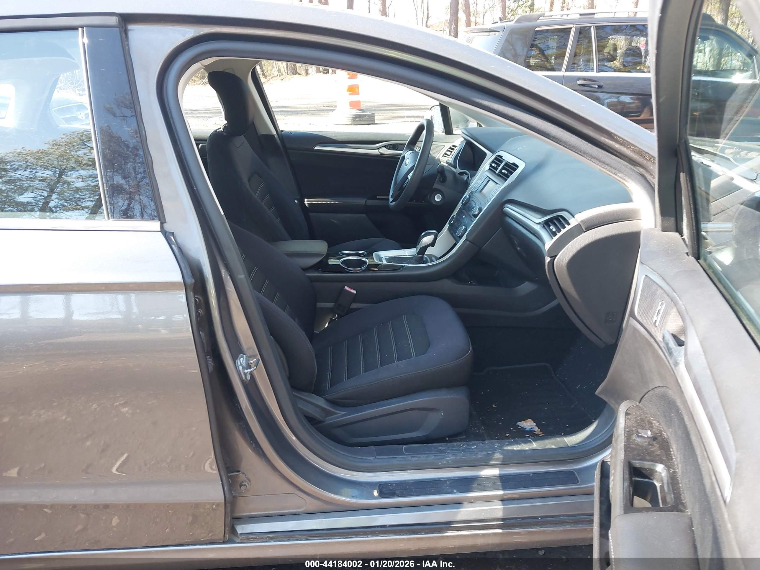 FORD FUSION image 5