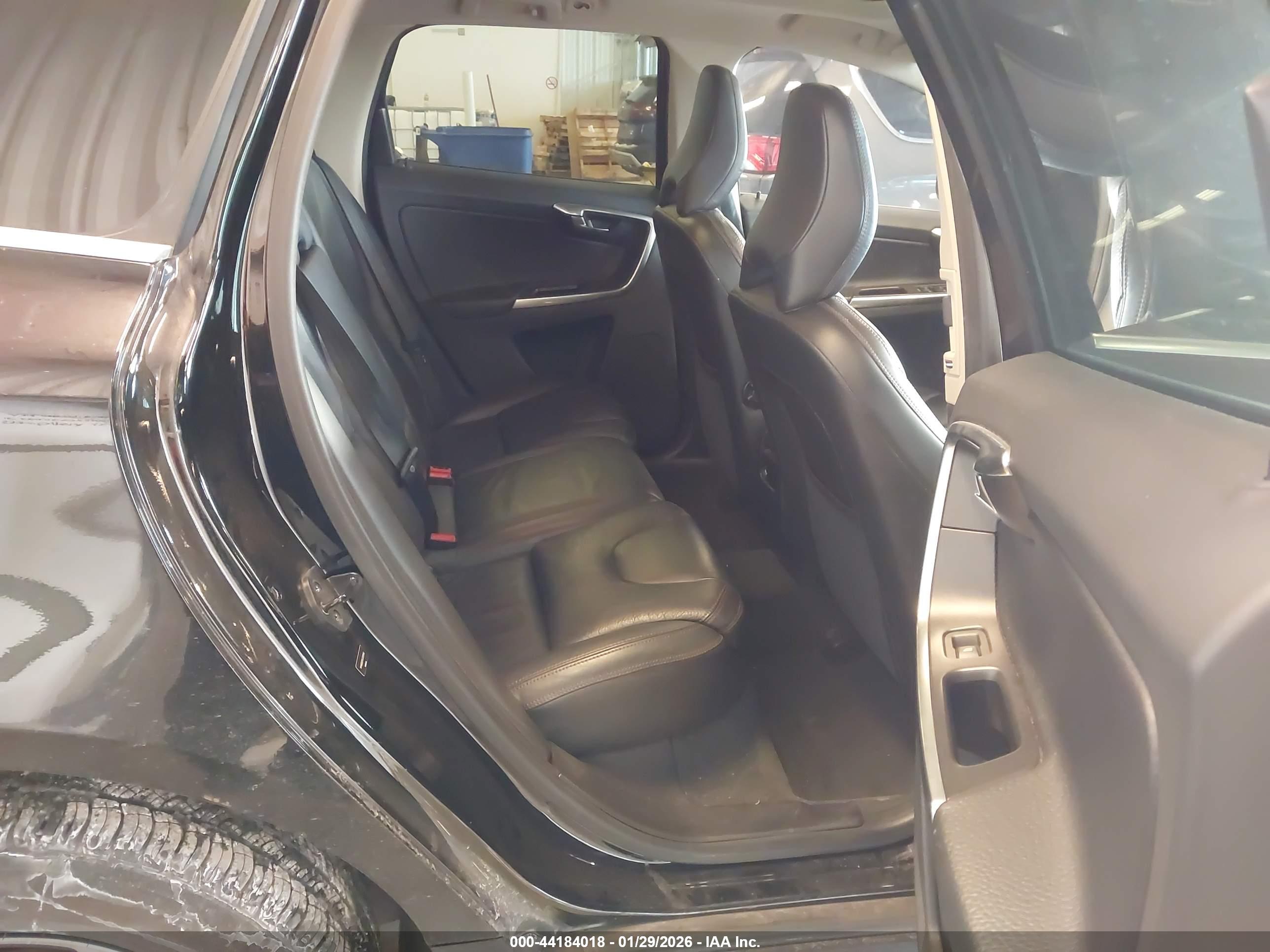 VOLVO XC60 image 8