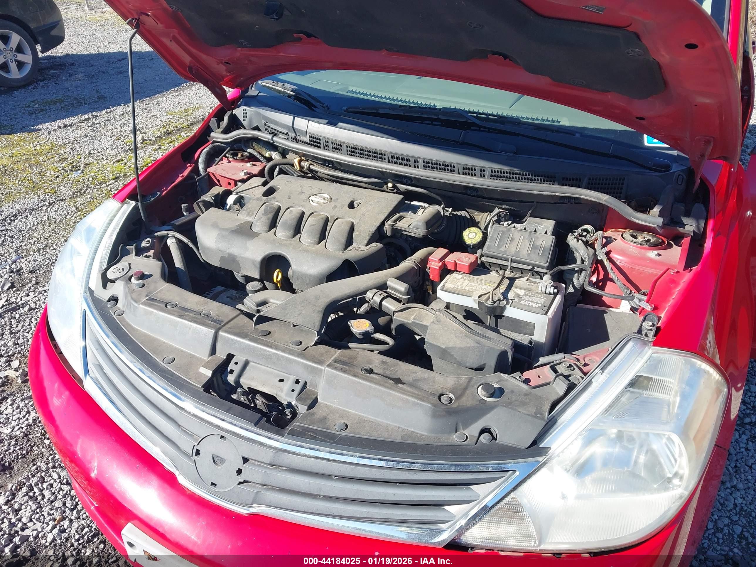 NISSAN VERSA image 10