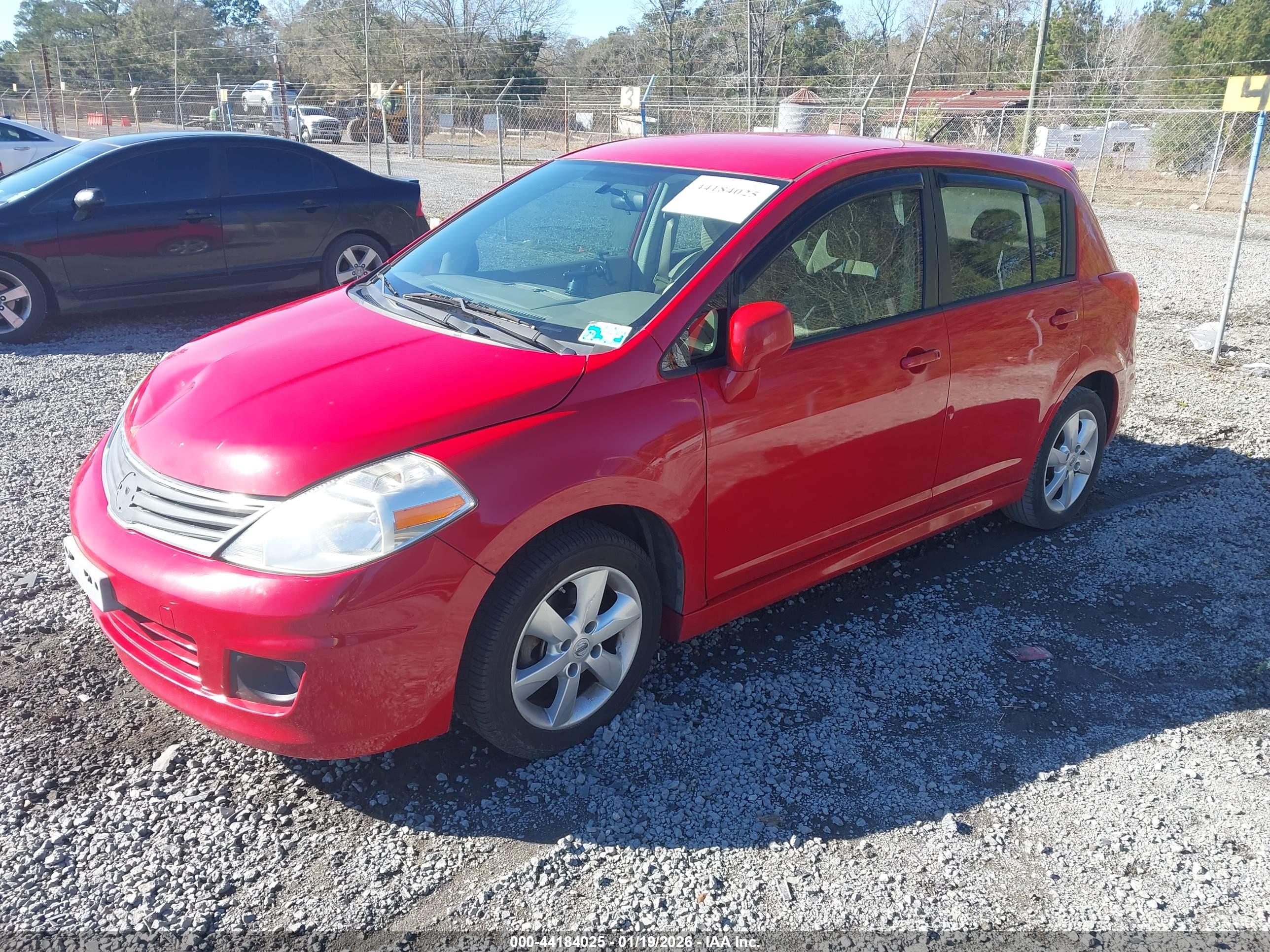 NISSAN VERSA image 2