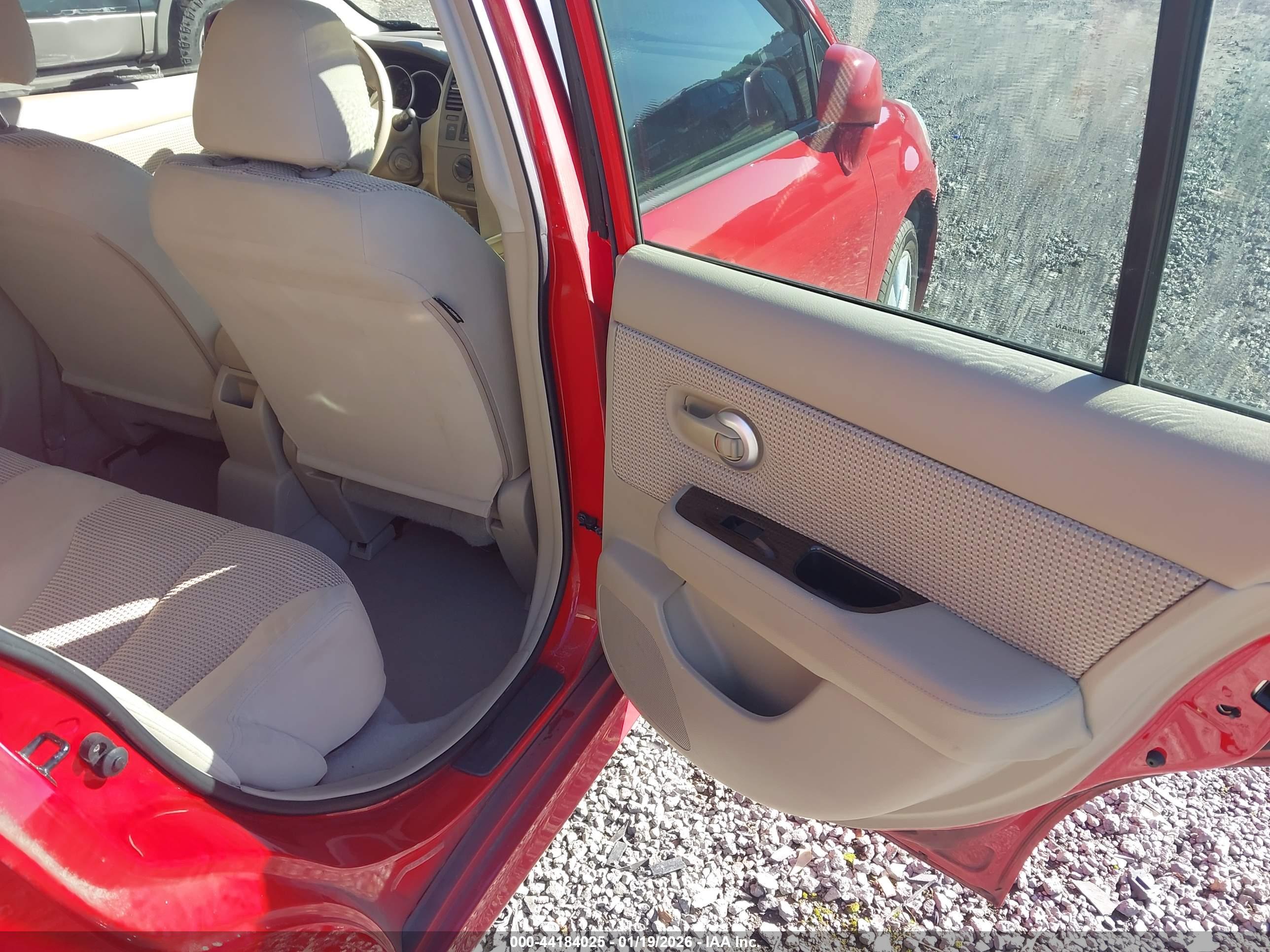 NISSAN VERSA image 8