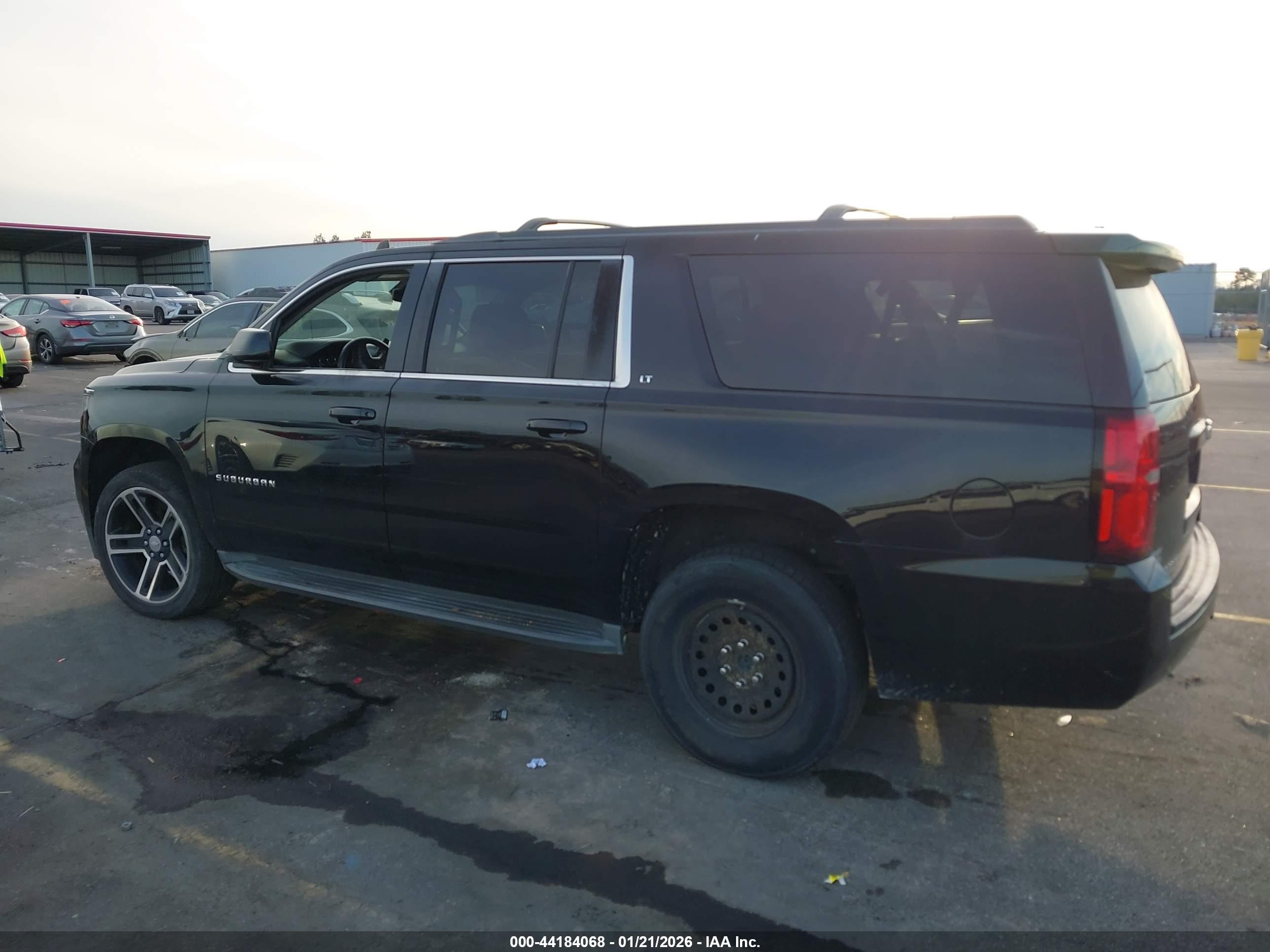 CHEVROLET SUBURBAN image 3
