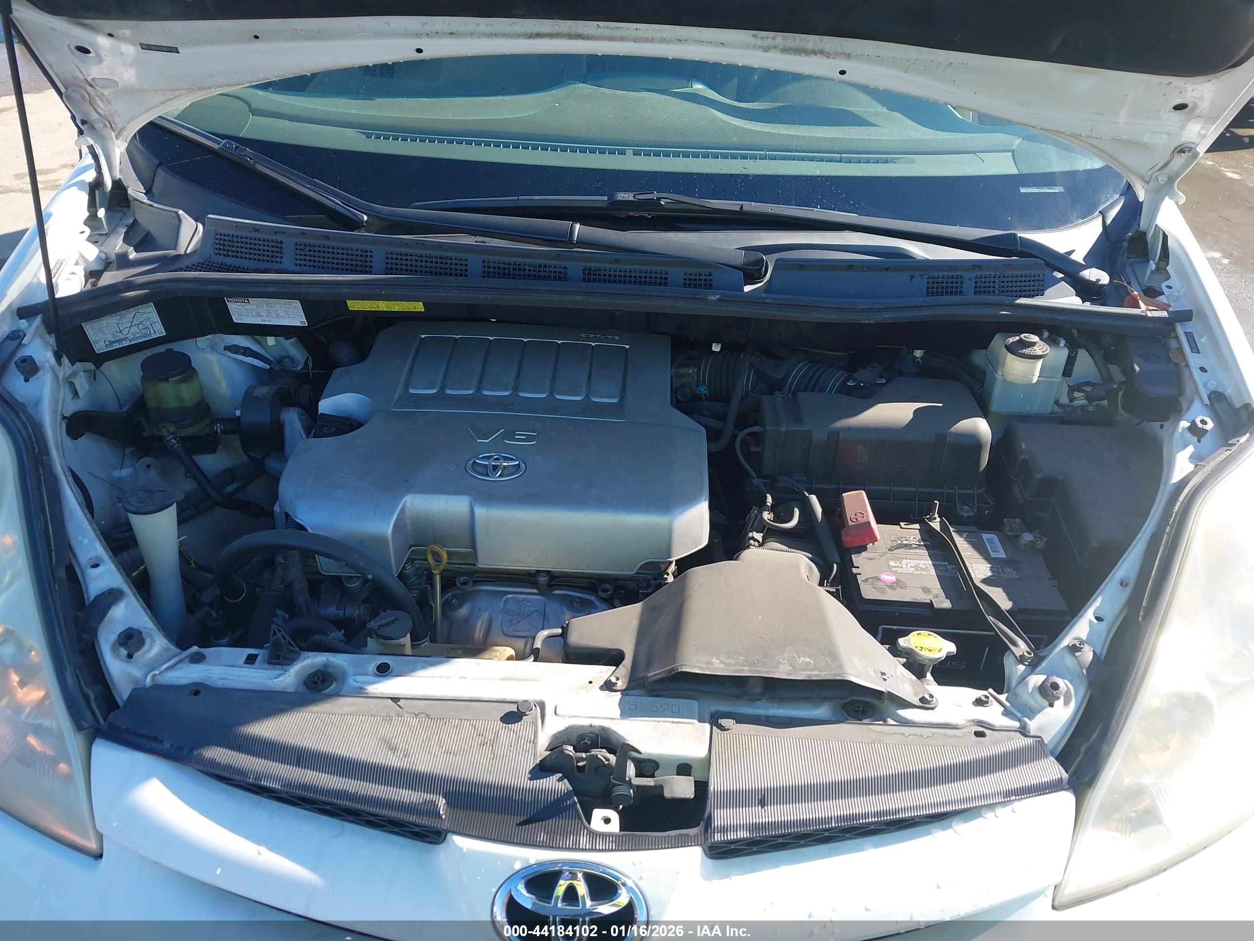 TOYOTA SIENNA image 10