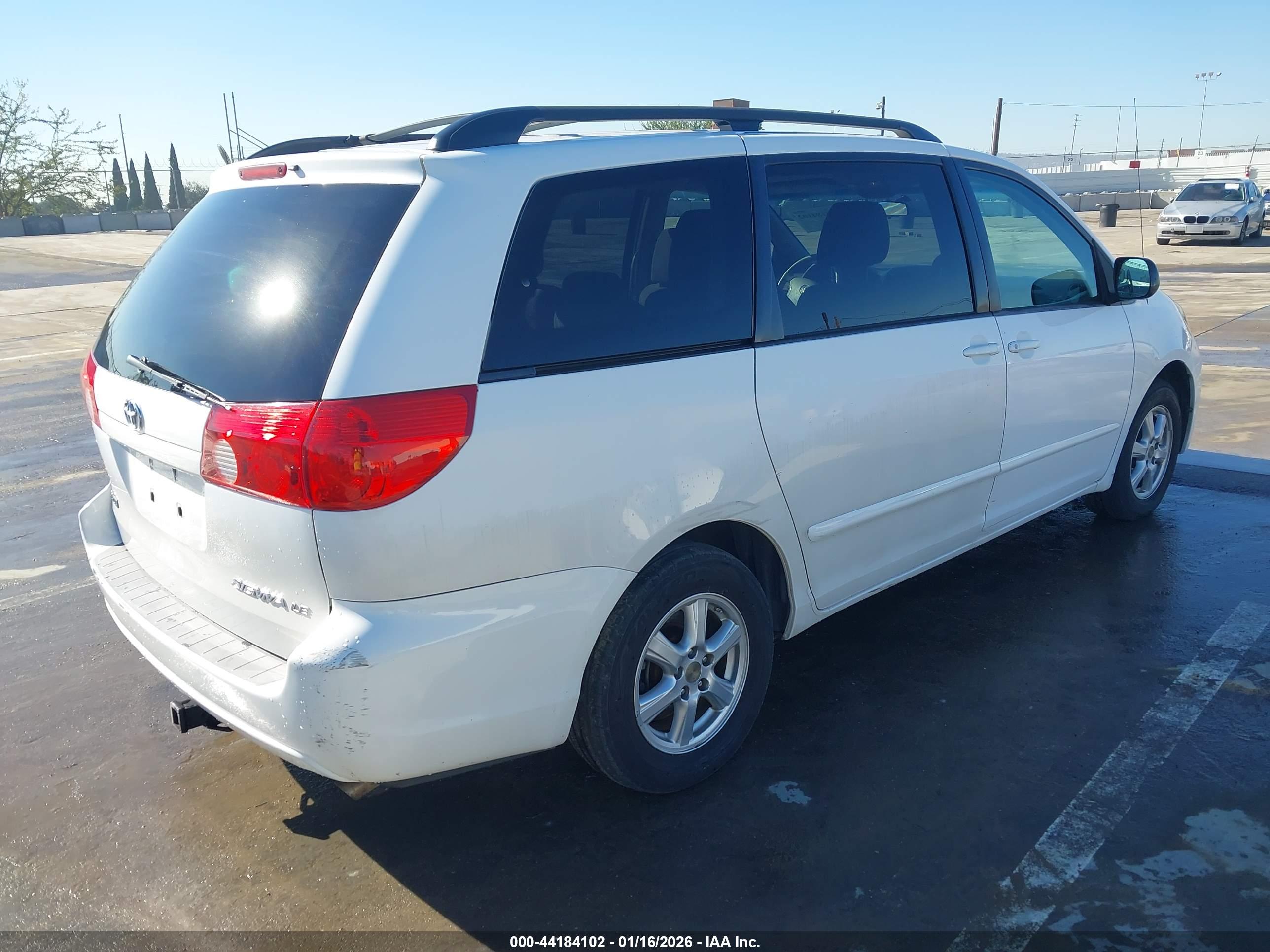 TOYOTA SIENNA image 4