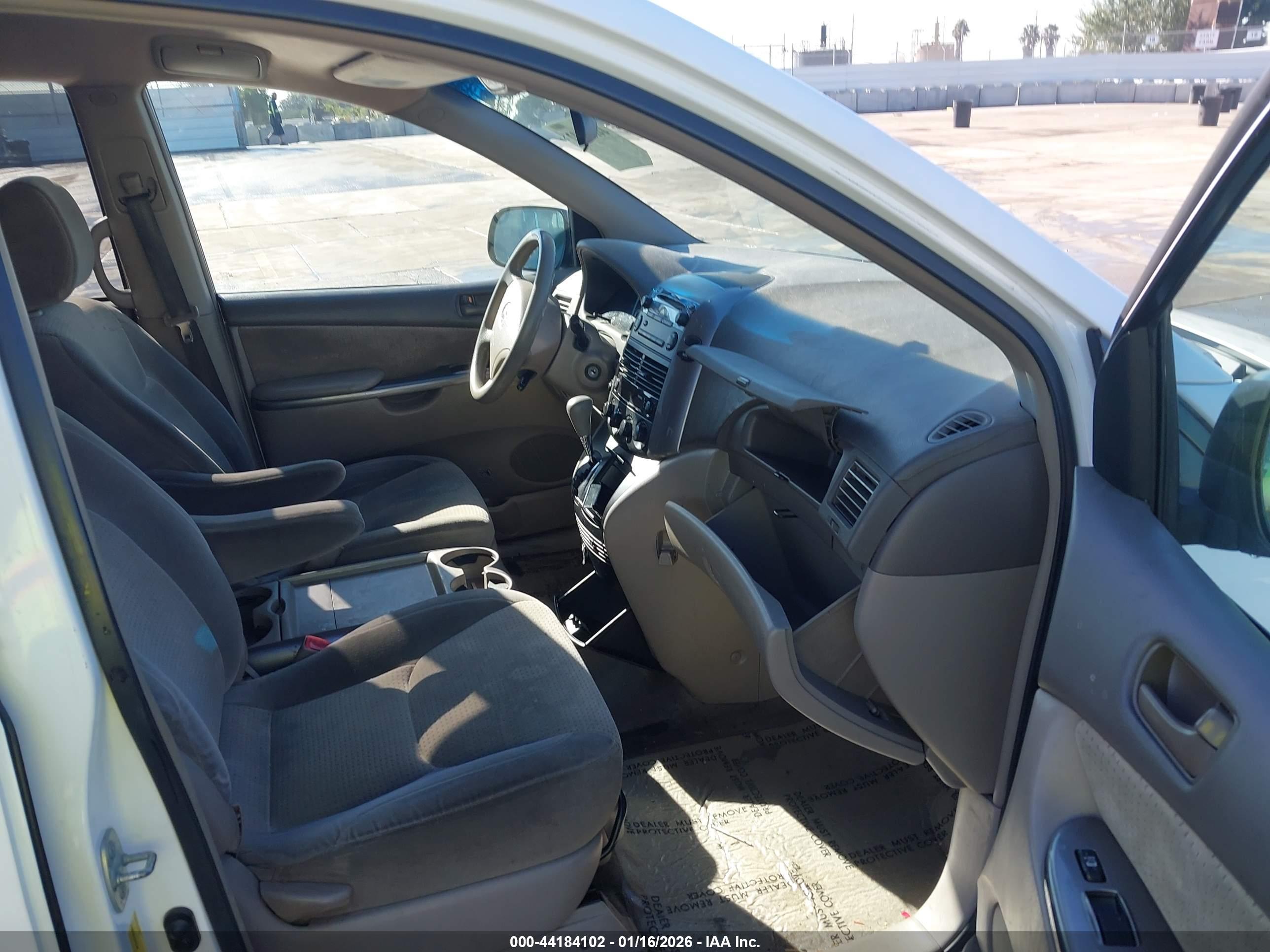 TOYOTA SIENNA image 5