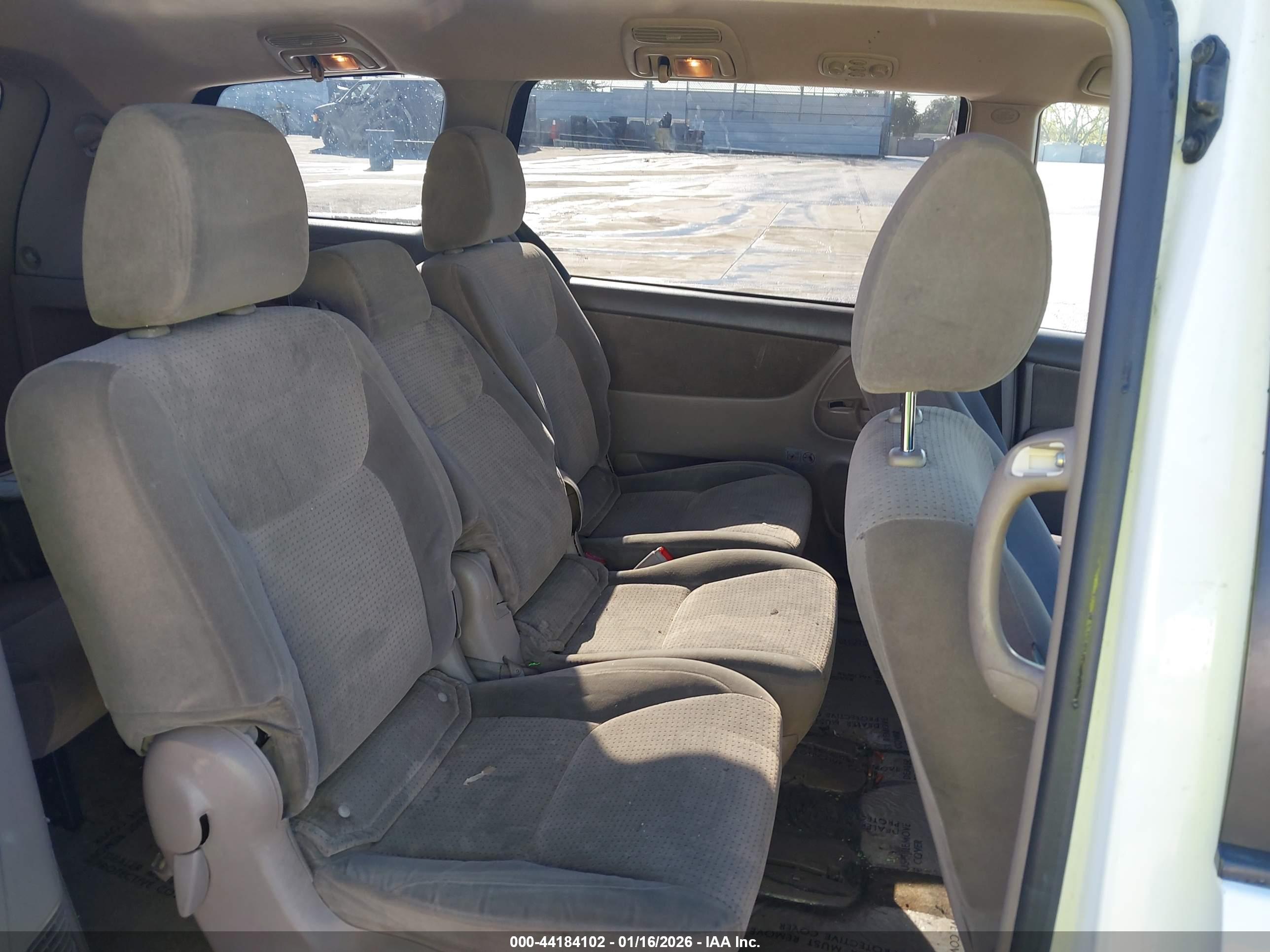 TOYOTA SIENNA image 8