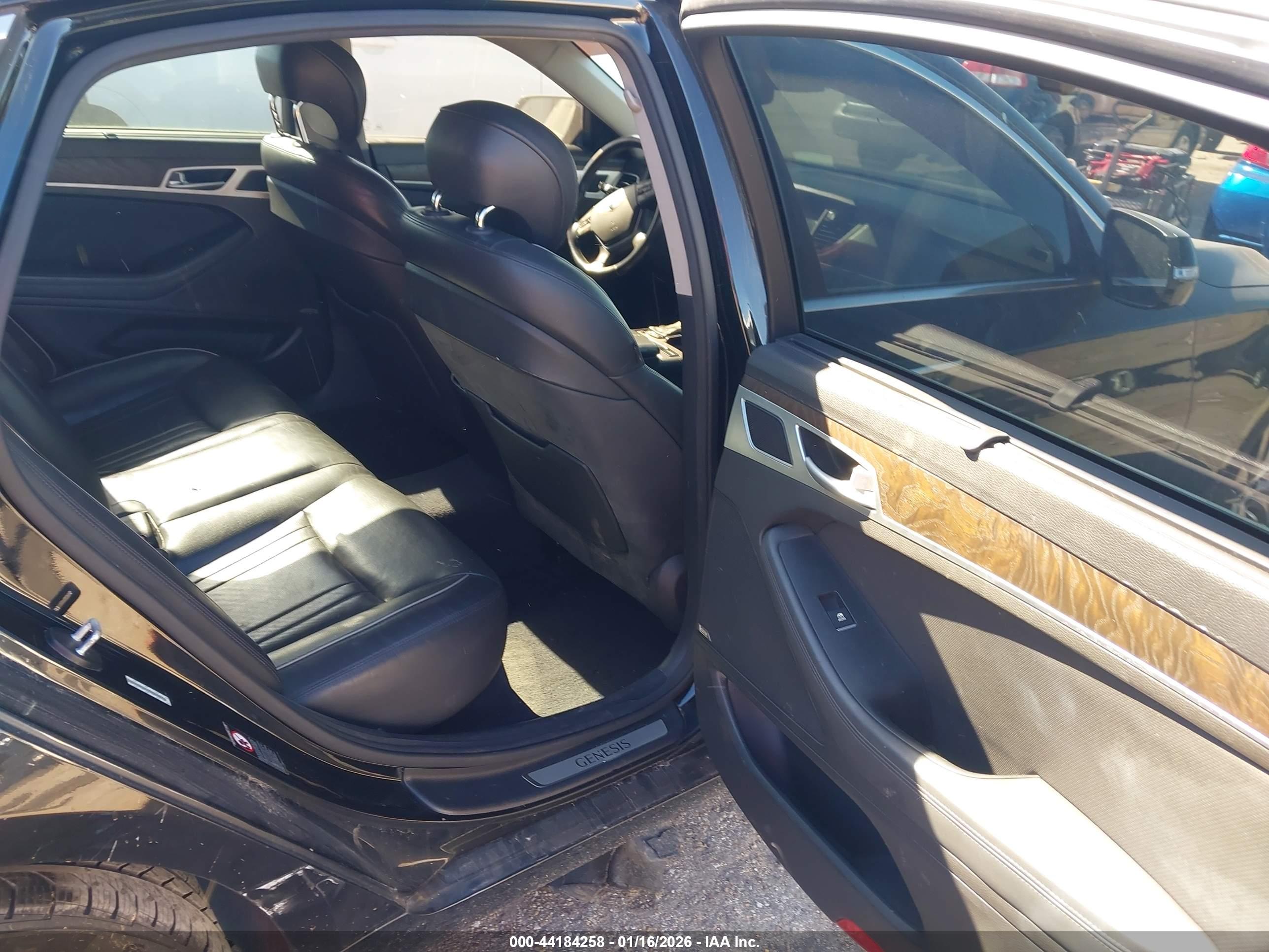 HYUNDAI GENESIS image 8
