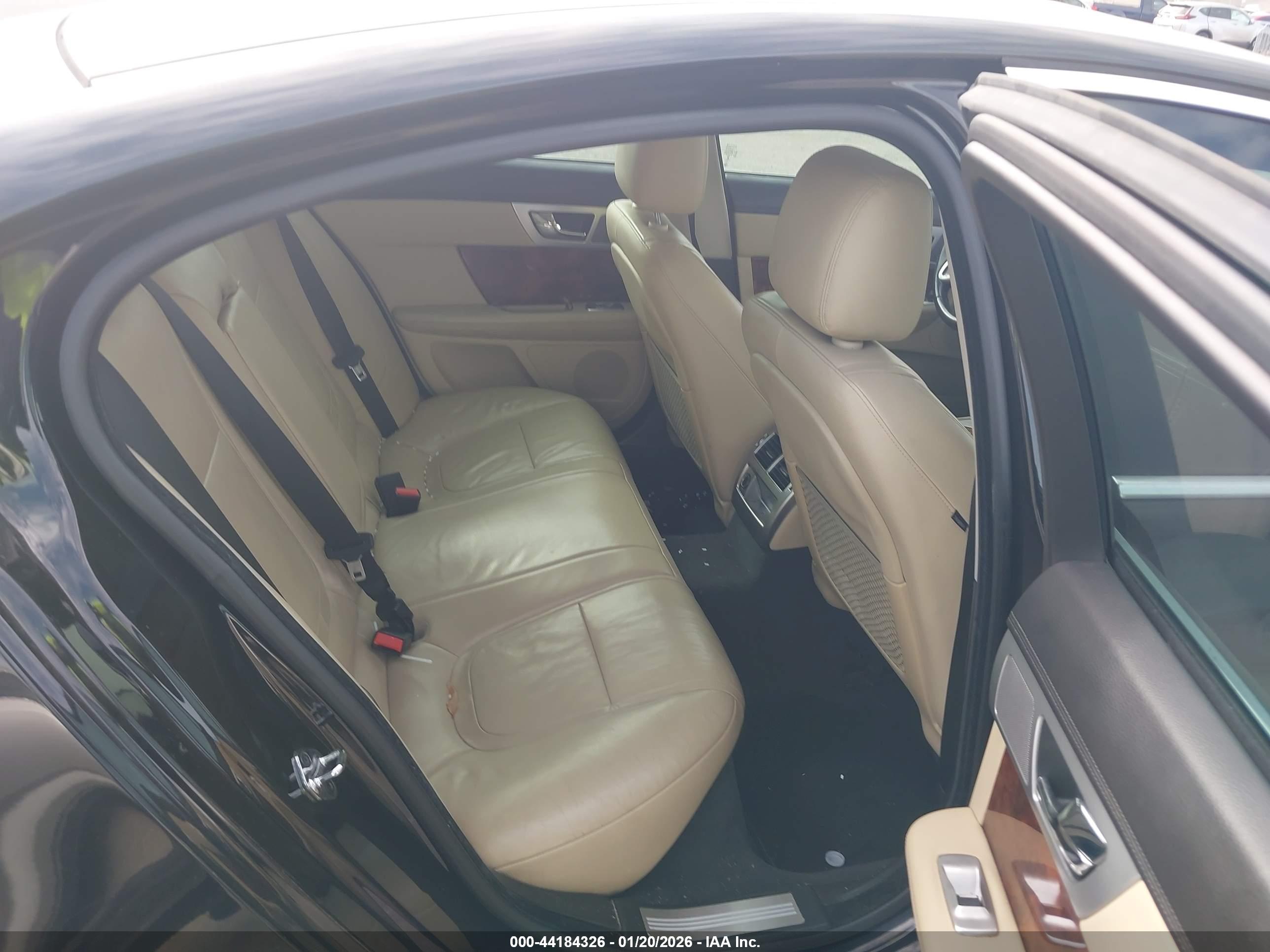 JAGUAR XF image 8