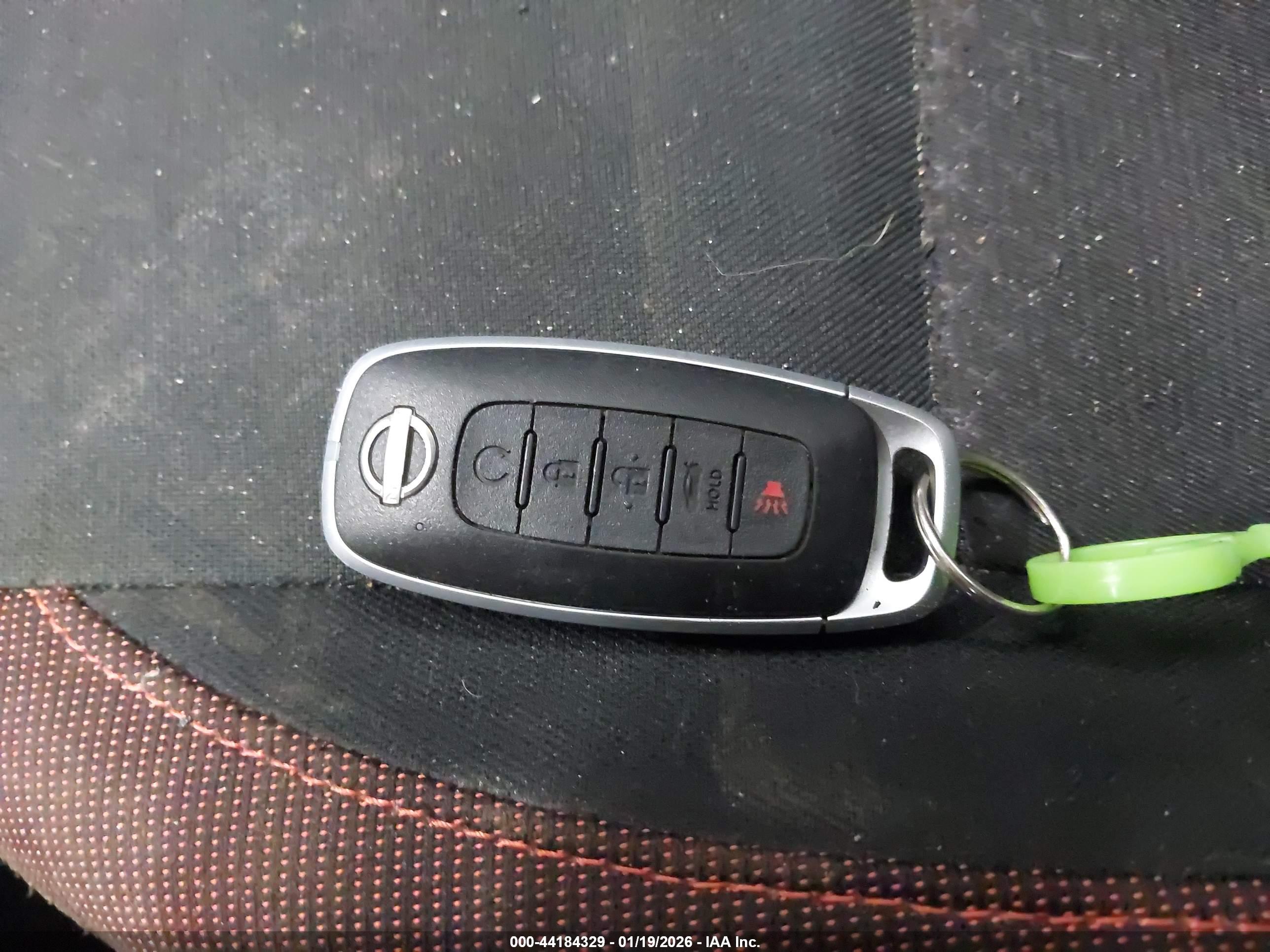 NISSAN VERSA image 11