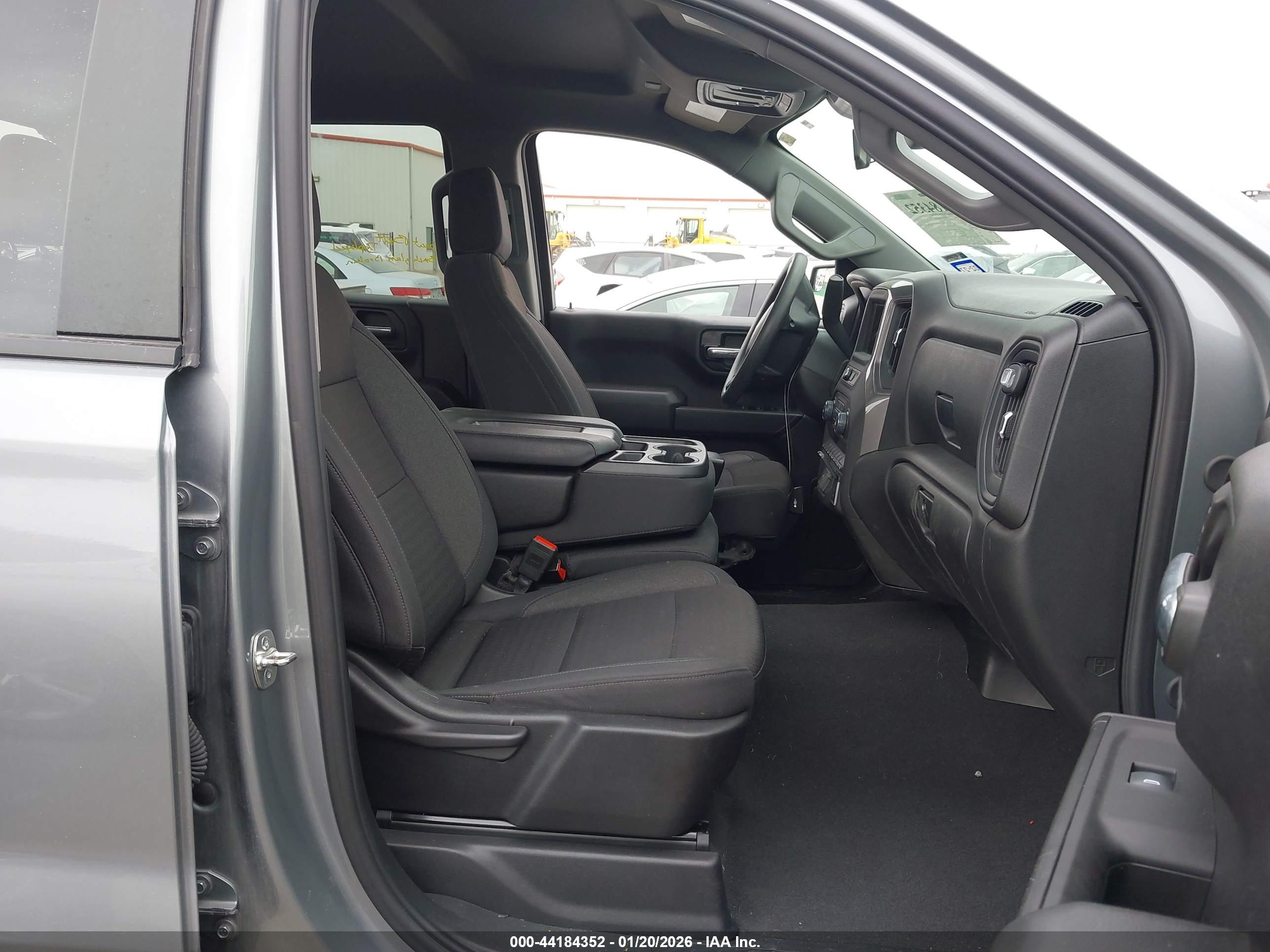 CHEVROLET SILVERADO image 5