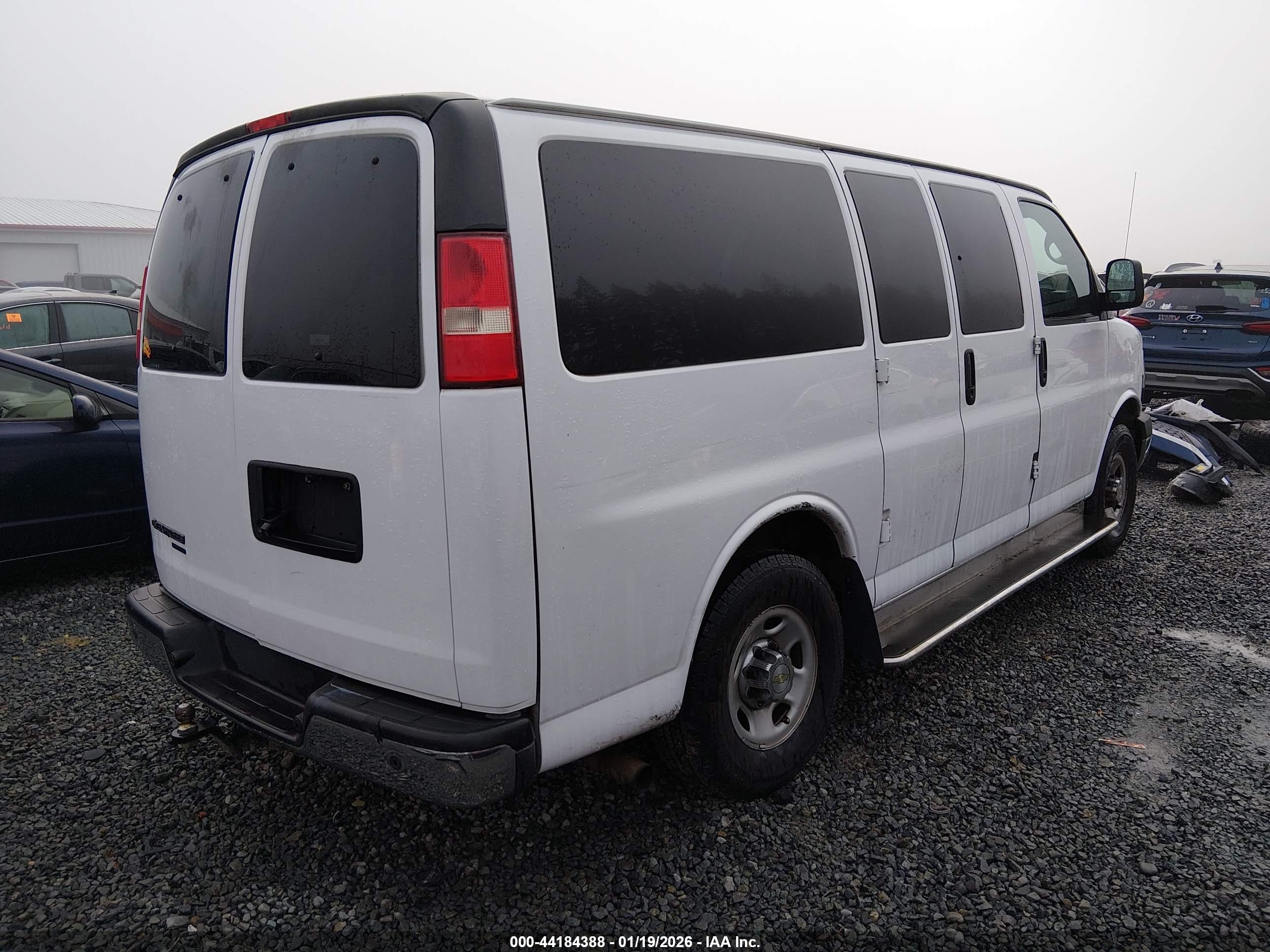 CHEVROLET EXPRESS image 4