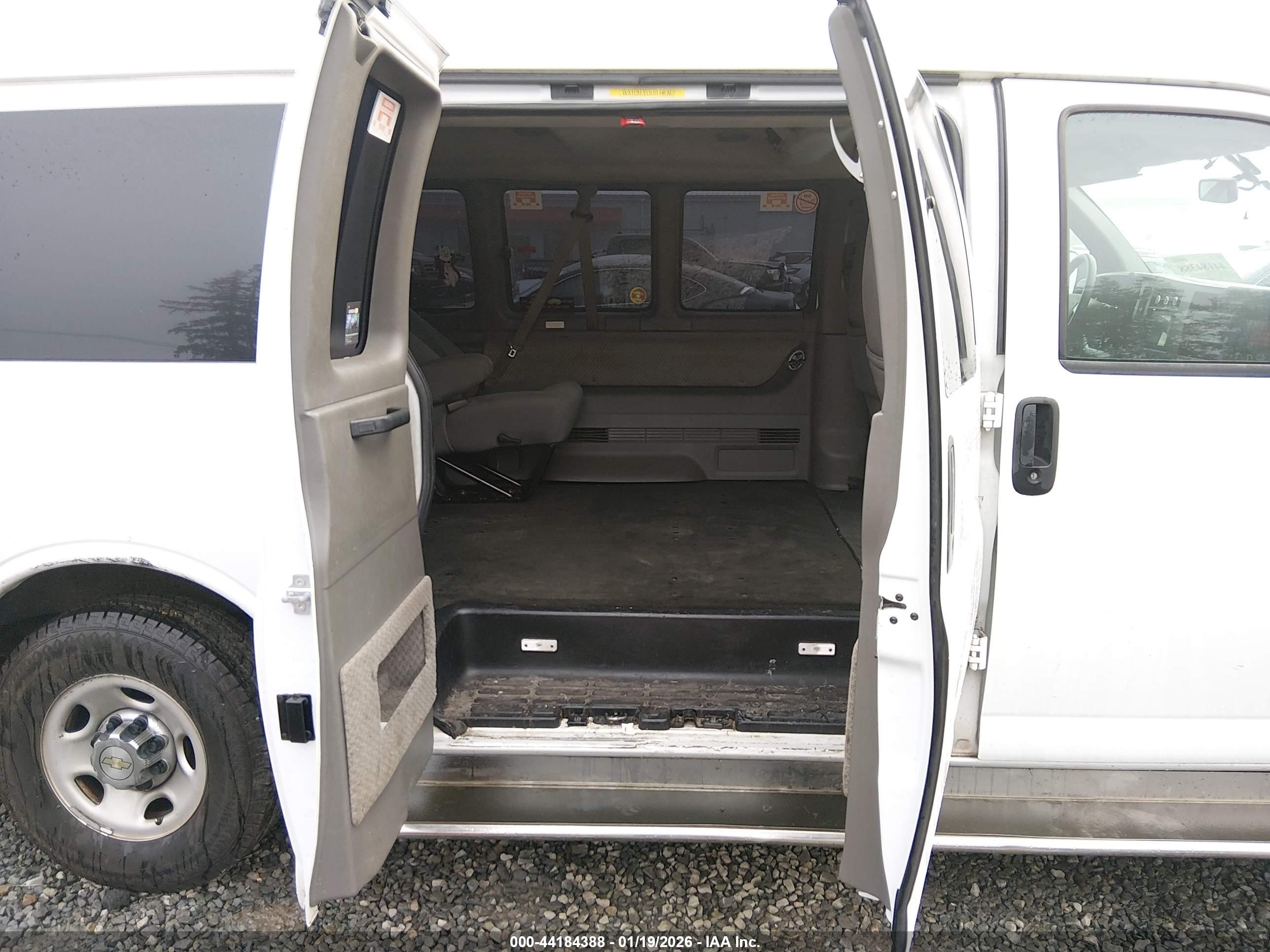 CHEVROLET EXPRESS image 8