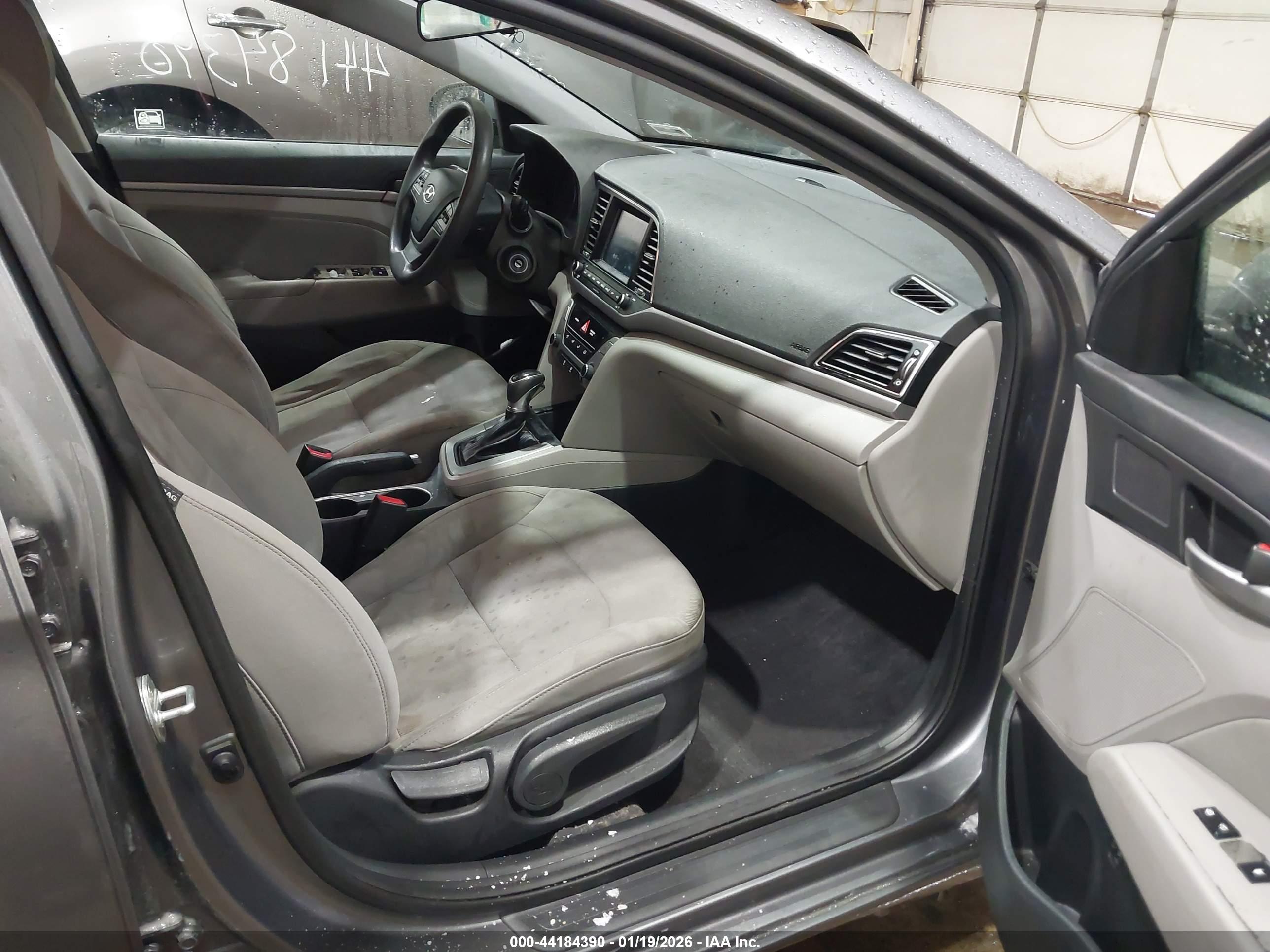 HYUNDAI ELANTRA image 5