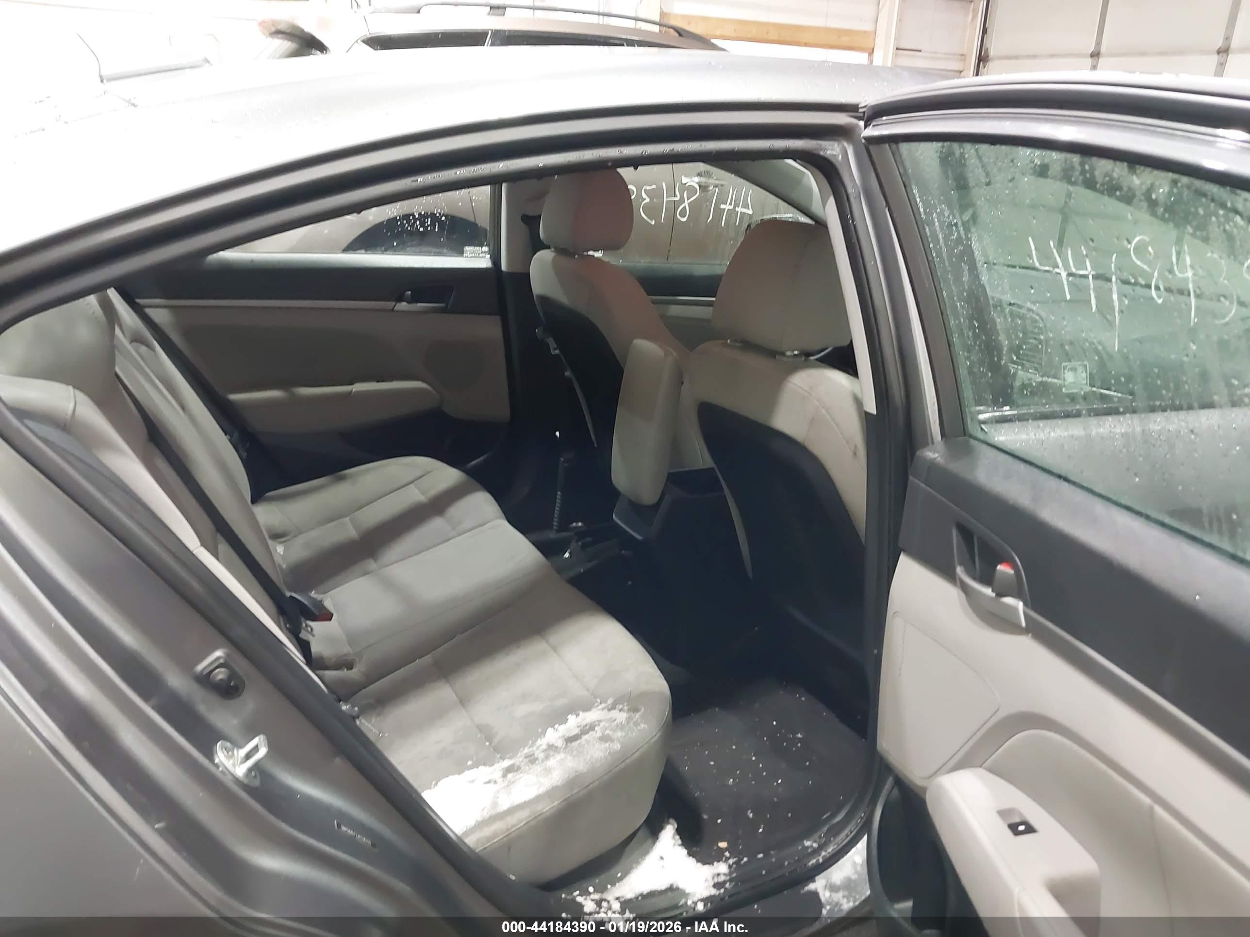 HYUNDAI ELANTRA image 8