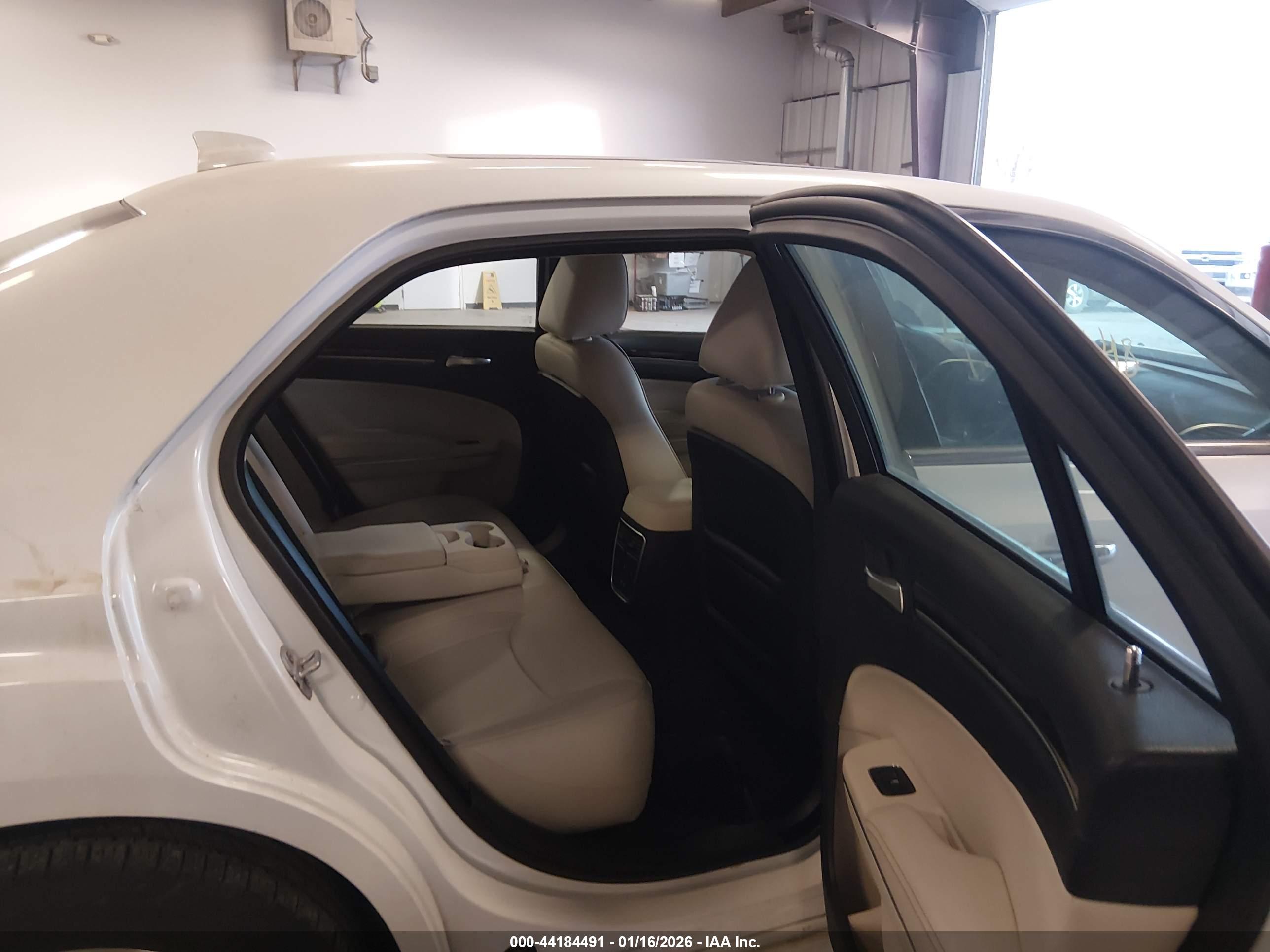 CHRYSLER 300C image 8