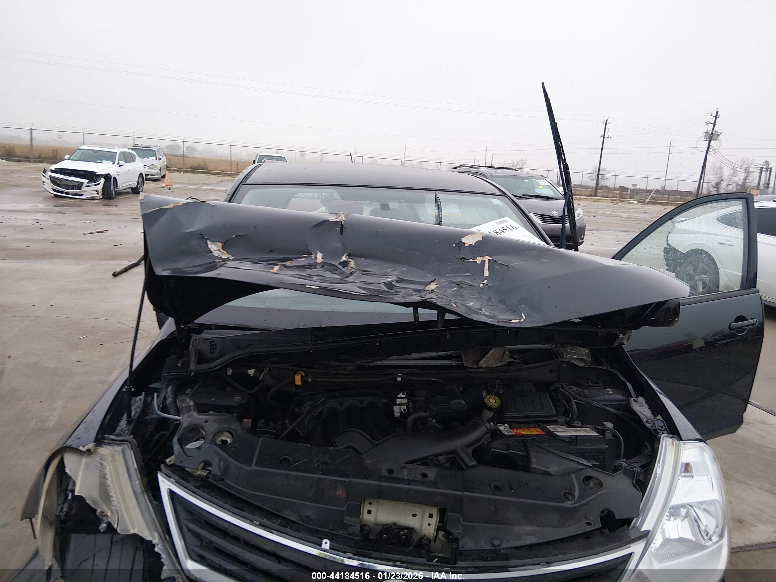 NISSAN VERSA image 10