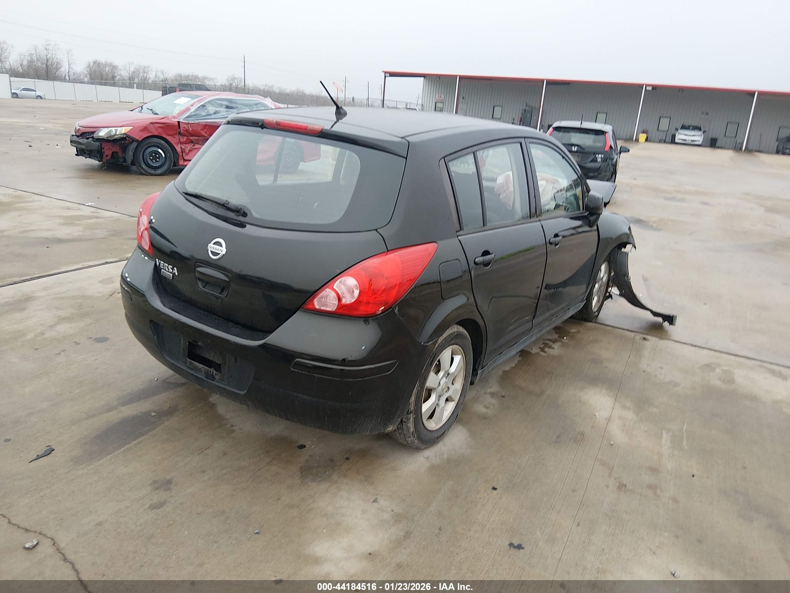 NISSAN VERSA image 4