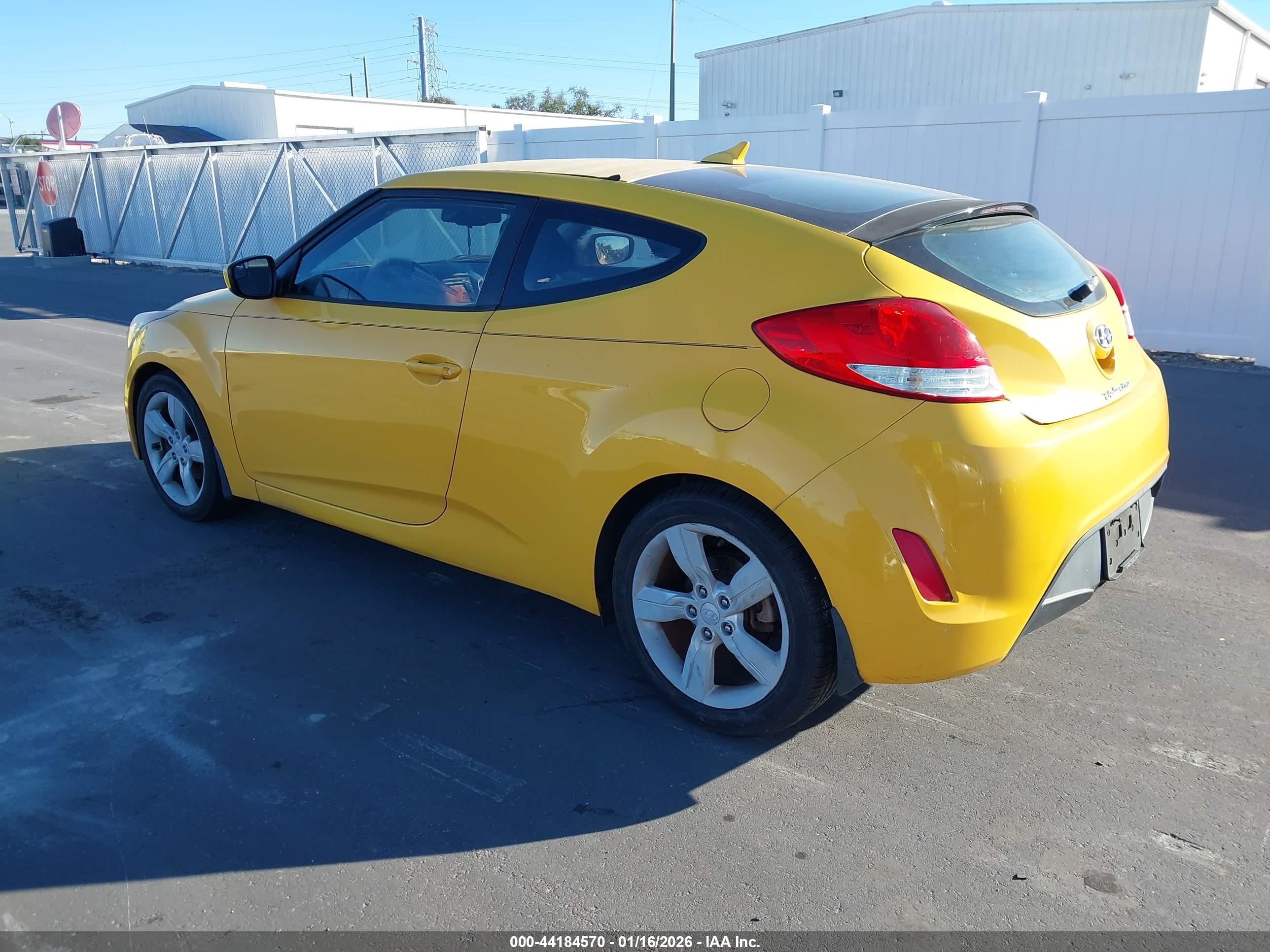 HYUNDAI VELOSTER image 3