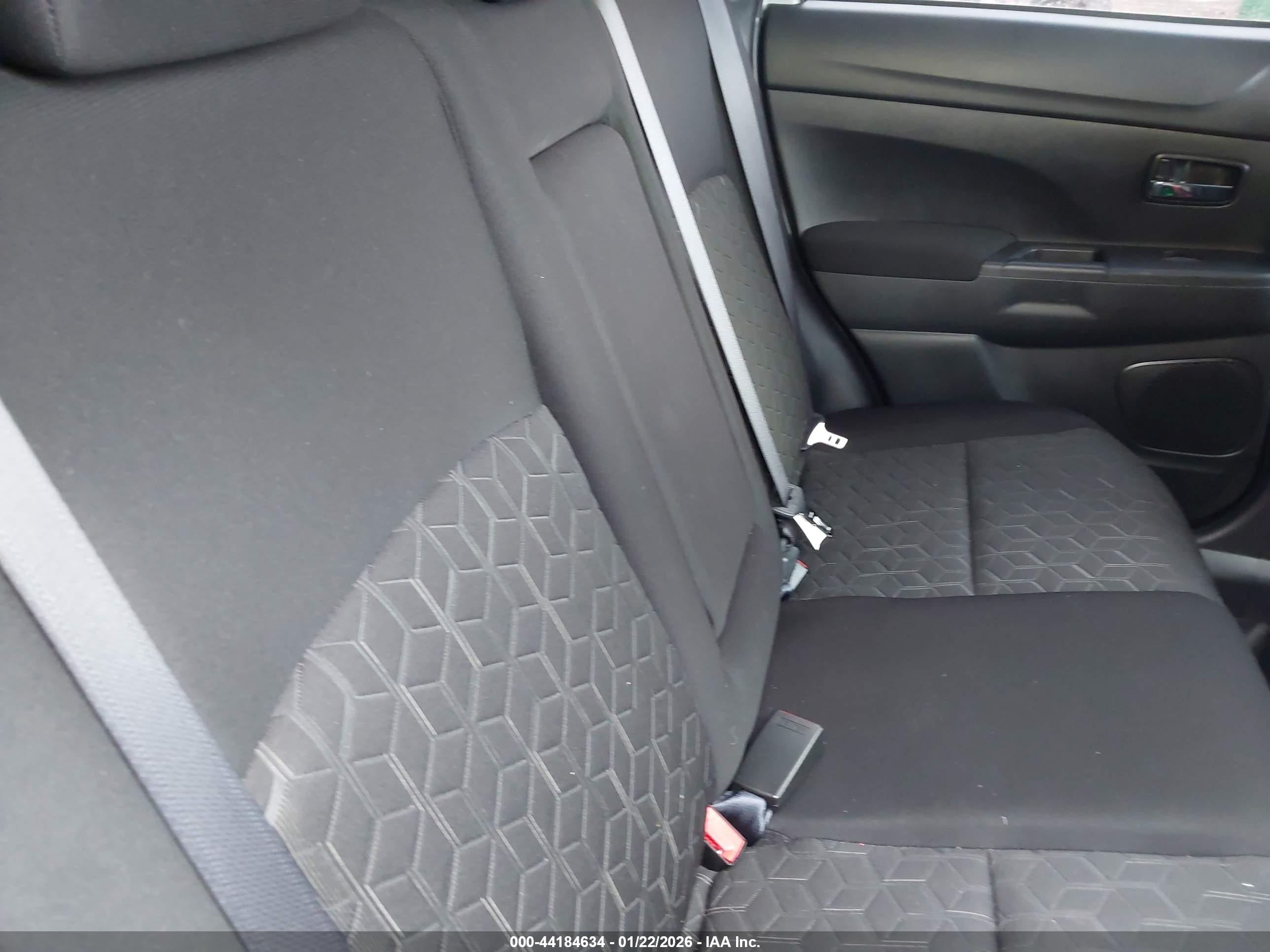 MITSUBISHI OUTLANDER image 8