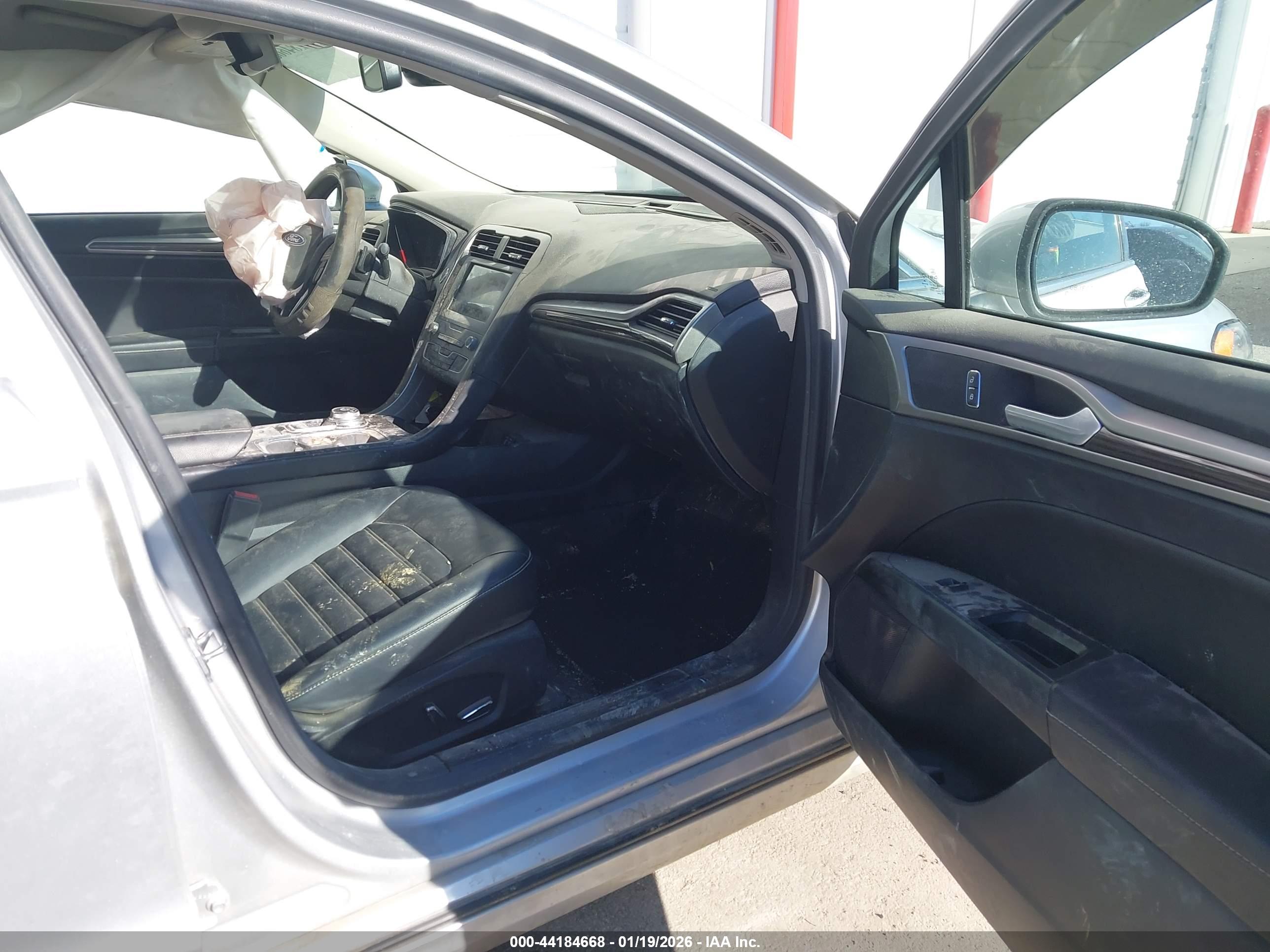 FORD FUSION image 5